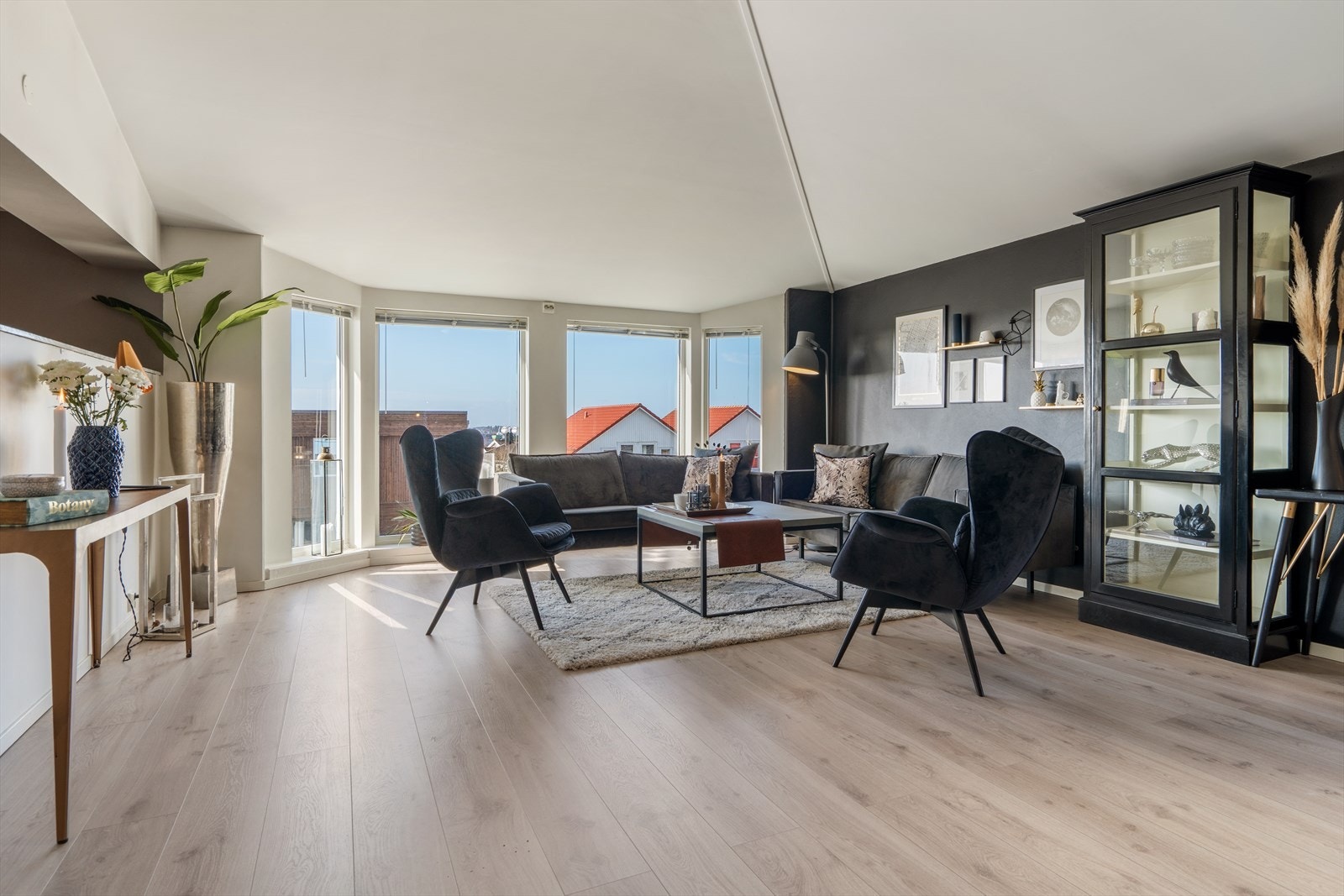 Romslig stue med god takhøyde og store vinduer. Galleribilde