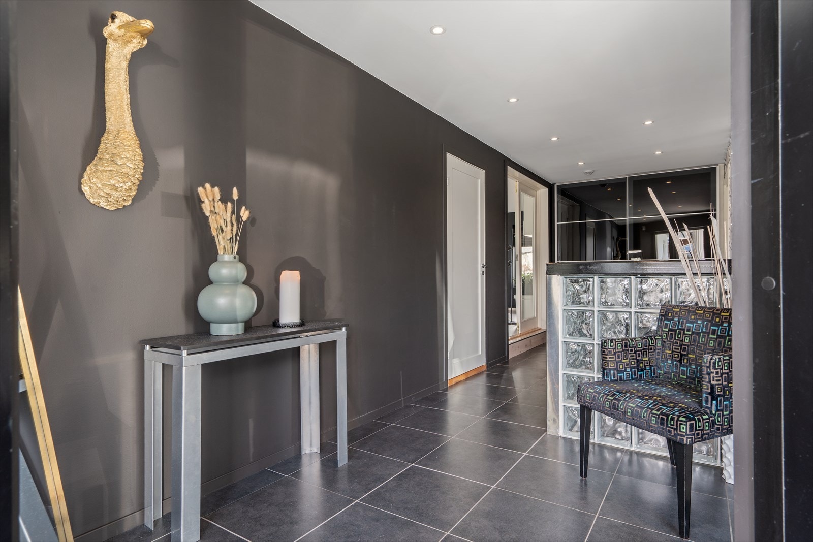 Romslig gang. Praktisk skyvedørsgarderobe i enden av gangen. Galleribilde