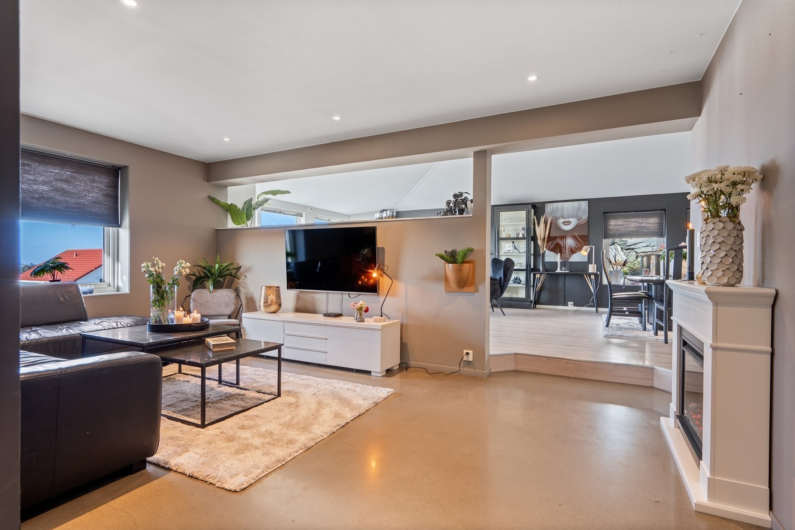 Romslig TV-stue med god plass til valgfri møblering. Galleribilde