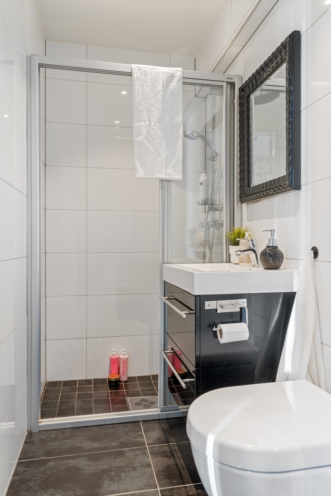 Praktisk baderom i hovedetasje. Galleribilde