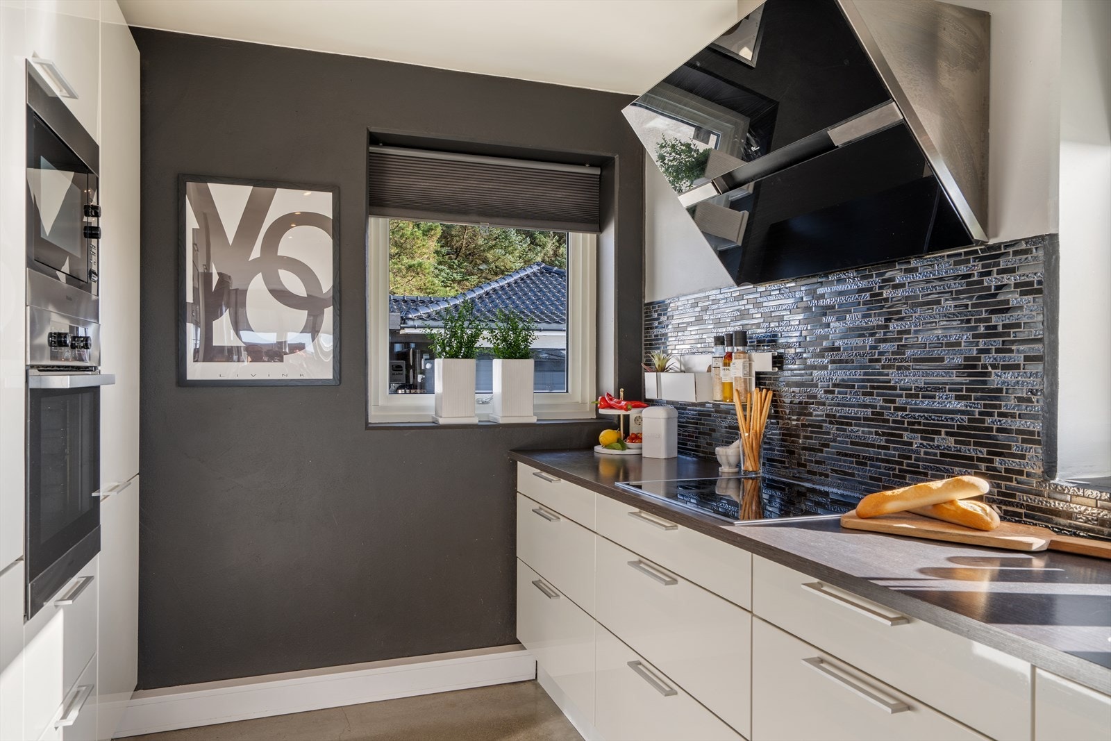 Stilrent kjøkken med moderne detaljer og lekker mosaikk som løfter helhetsinntrykket. Galleribilde