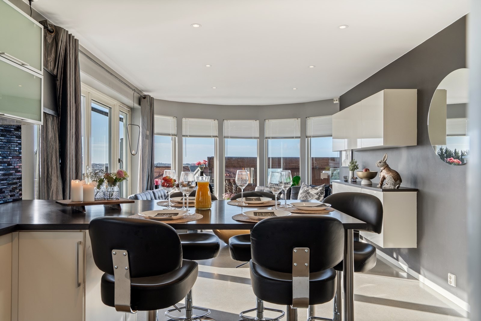 De store vindusflatene slipper inn rikelig med naturlig lys. Galleribilde