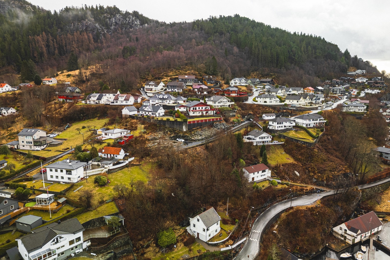 Naustetomten er under fraskilling, men kan kjøpes med etter avtale. Galleribilde