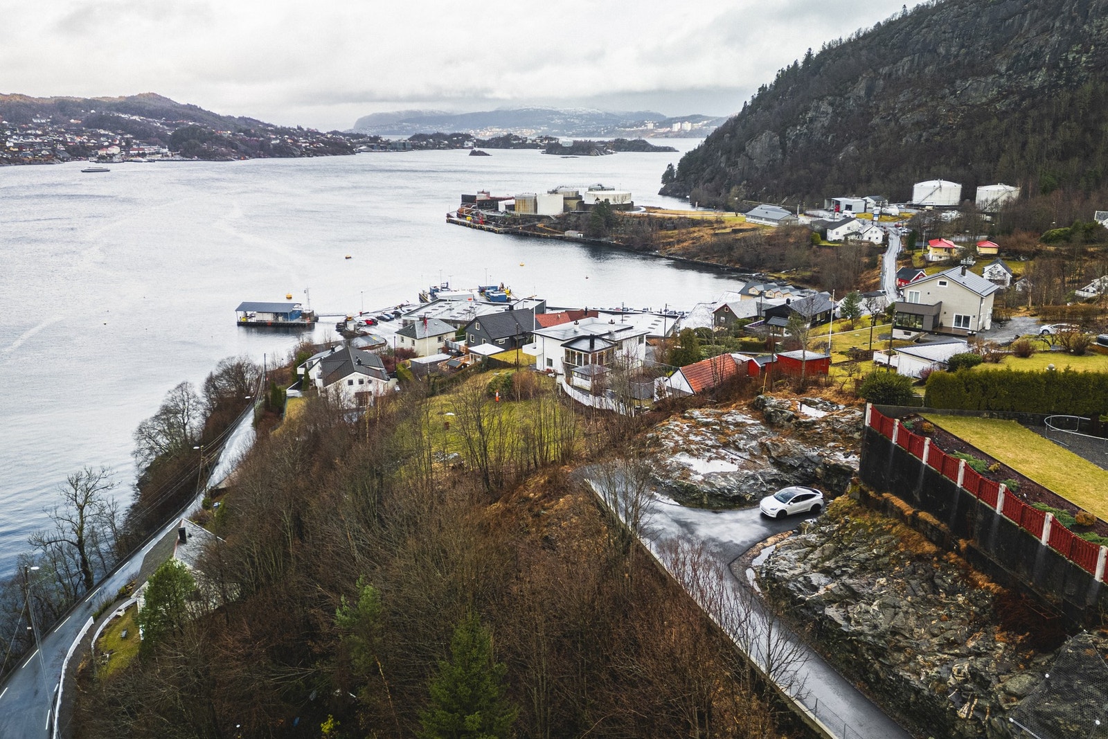 Velkommen til denne solrike utsiktstomten i et etablert boligområde i Skålevikstølen. Galleribilde