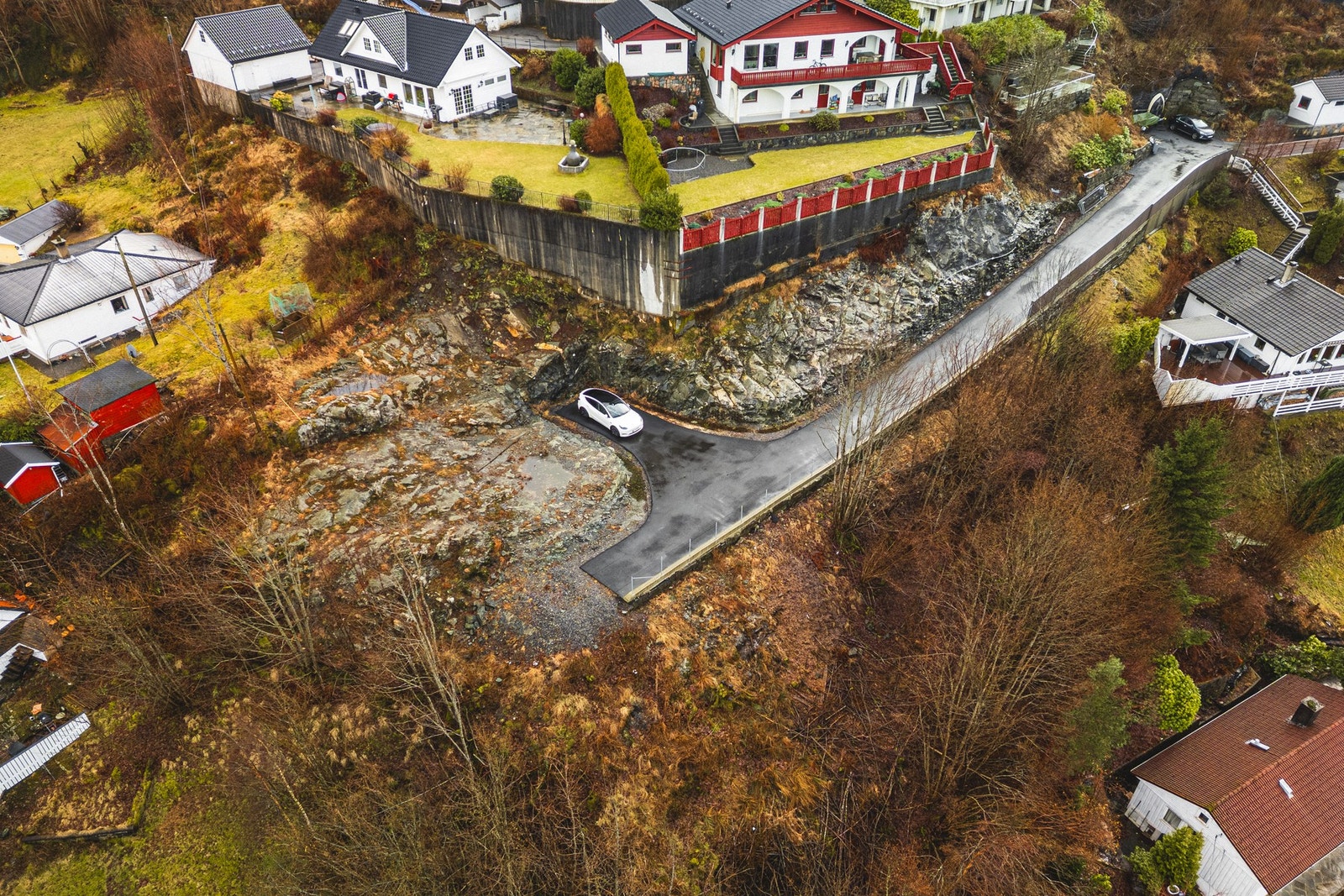 Eiendommen ligger skjermet og rolig til, samtidig som man har kort avstand til både servicetilbud, sjø og gode friluftsområder. Galleribilde