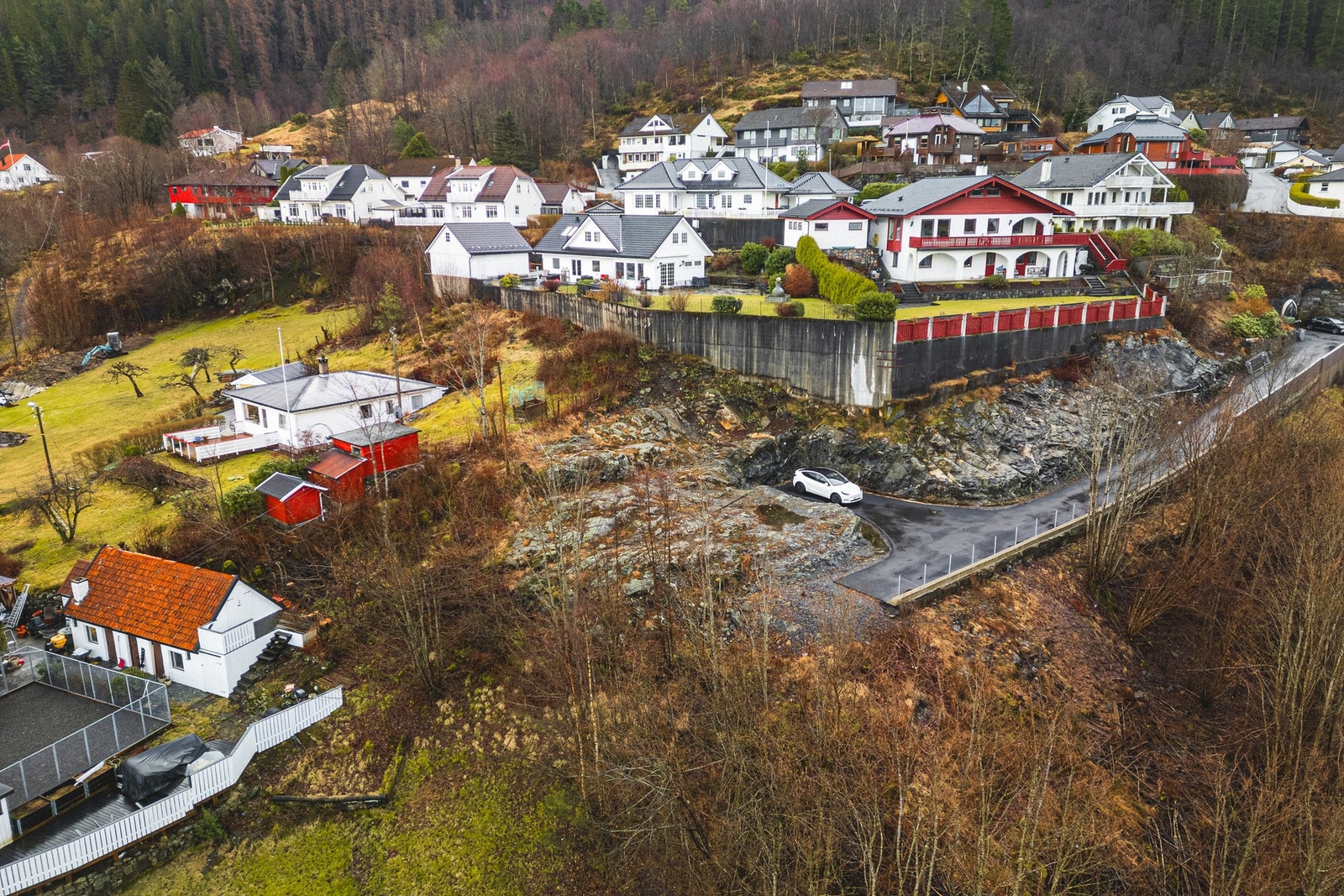 Idag er det anlagt en tilkomstvei, og planen er en generasjosnbolig fordelt på to boenheter. Galleribilde