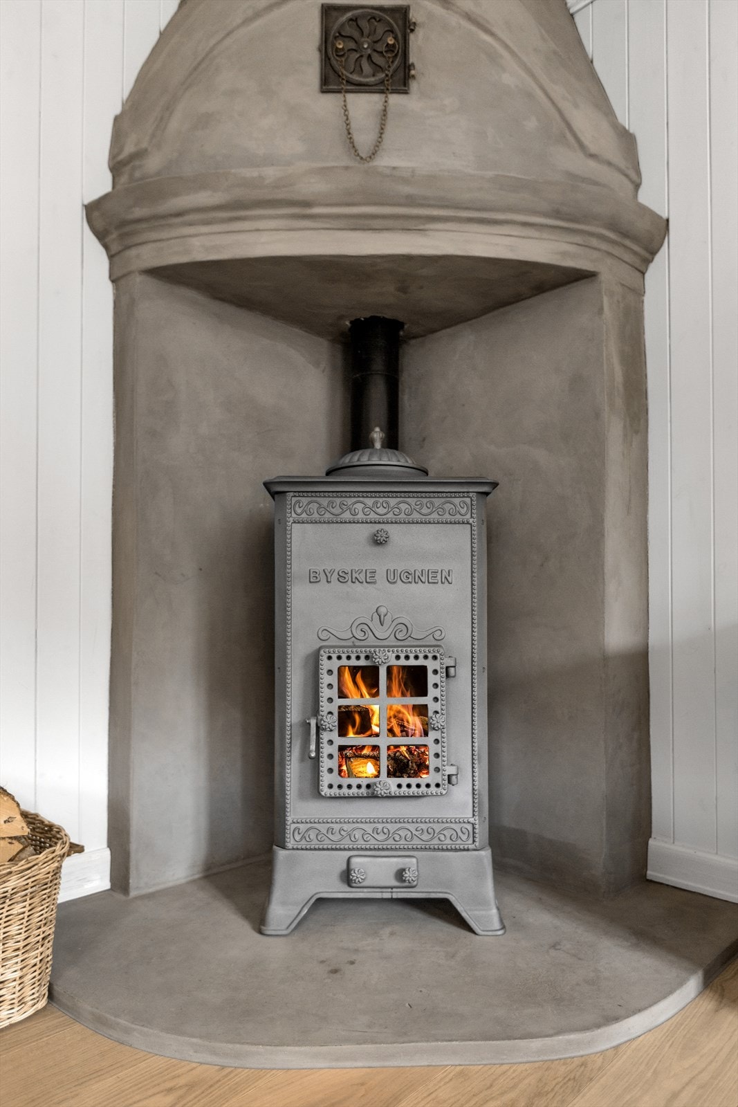 Kjøkkenet er også utstyrt med et koselig ildsted Galleribilde