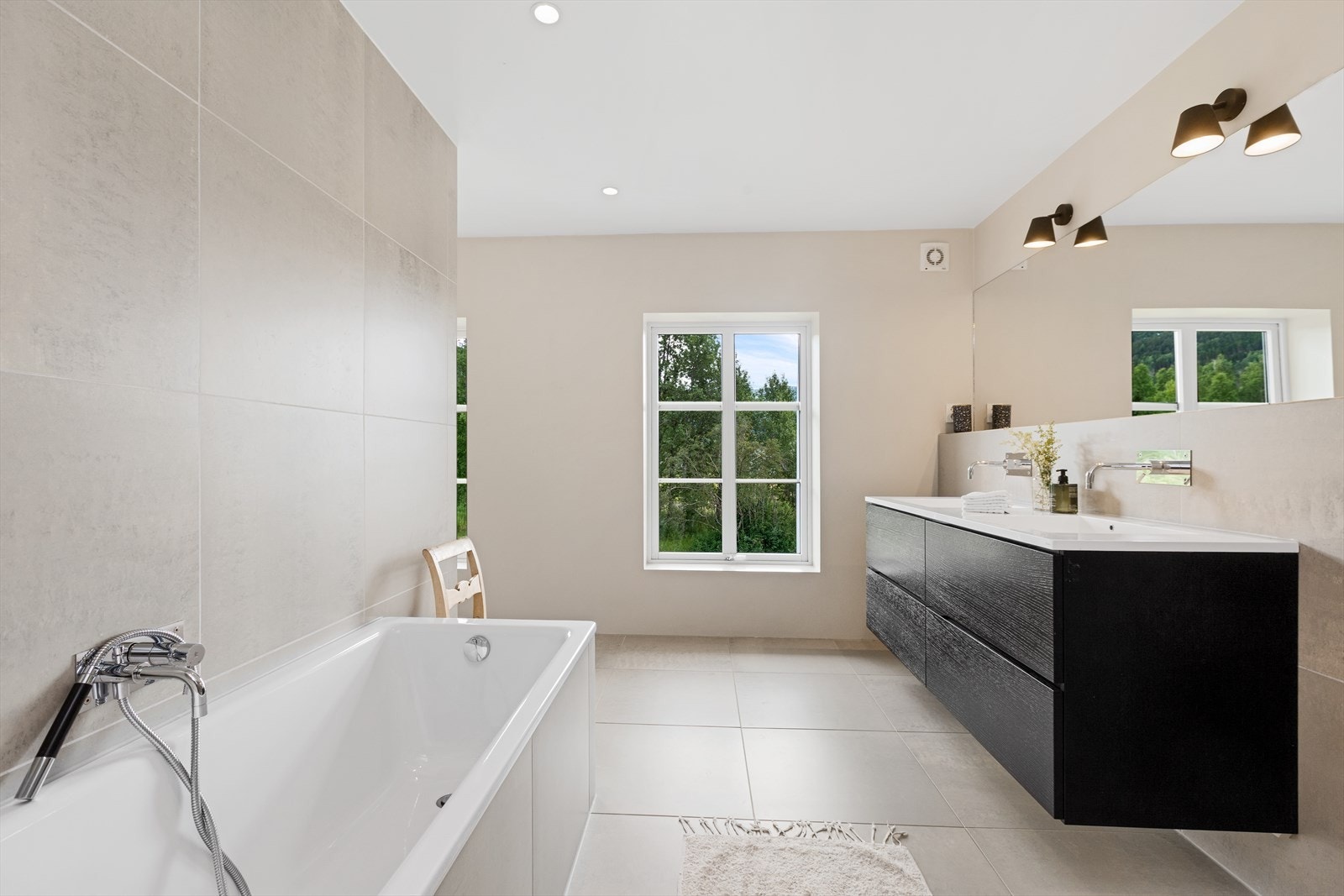 Moderne bad med badekar Galleribilde