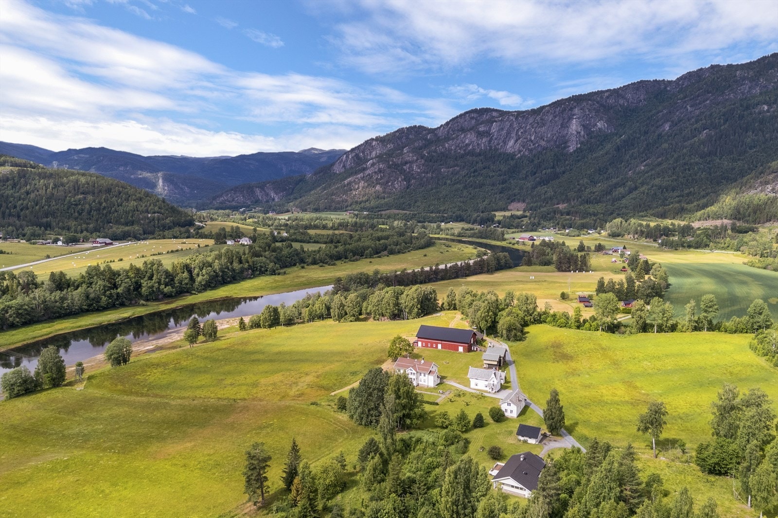 Eiendommen består av 145,3 daa. jordbruksarealer. Disse er fordelt med 127,3 daa. fulldyrket jord og 18 daa. innmarksbeite. Skogen har et totalt areal på 12.225,3 daa. Galleribilde