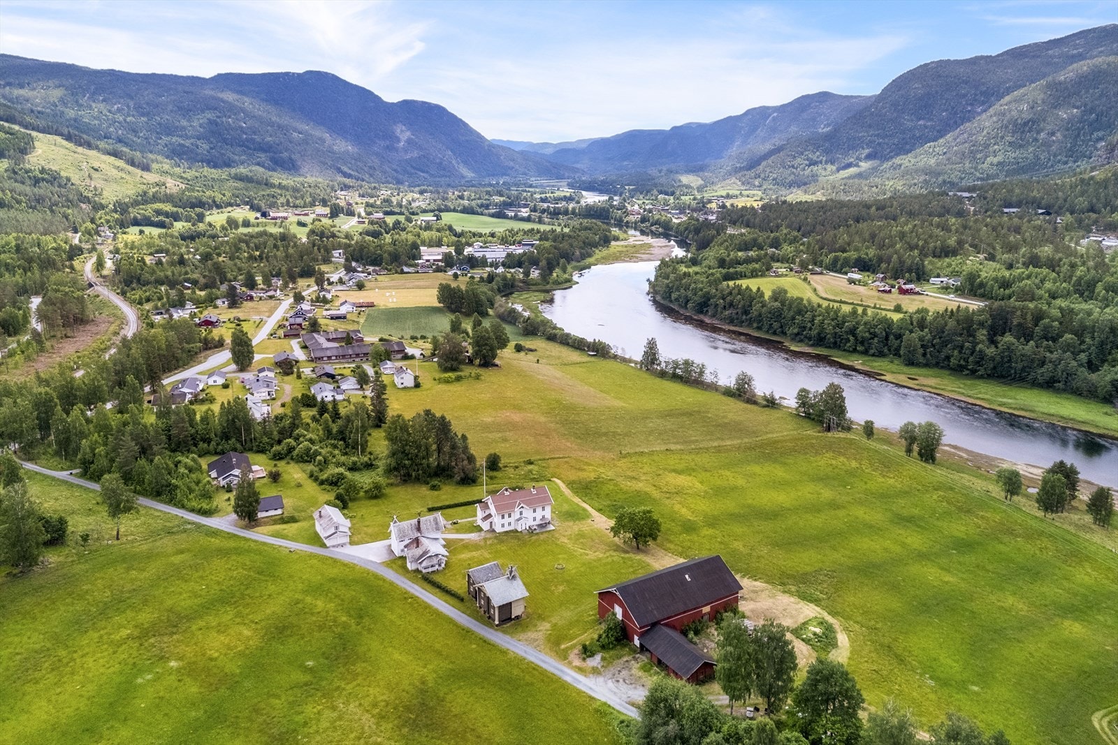 Kommunen markedsfører seg som en "villmarkskommune", og er kjent for sin kombinasjon av rik natur og et omfattende handelstilbud Galleribilde