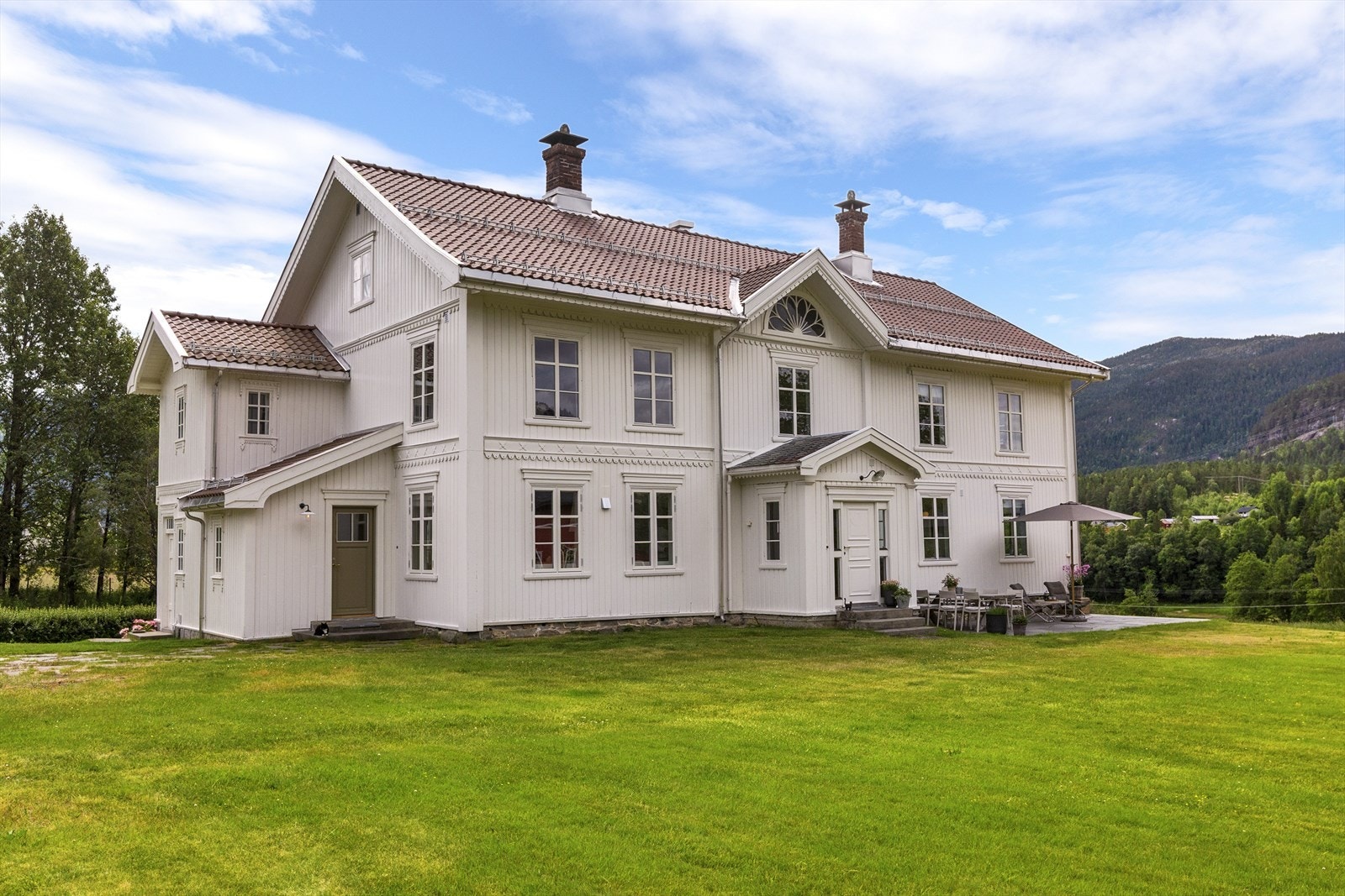 Gårdstunet har en helt privat og usjenert beliggenhet på solsiden i Flå Galleribilde