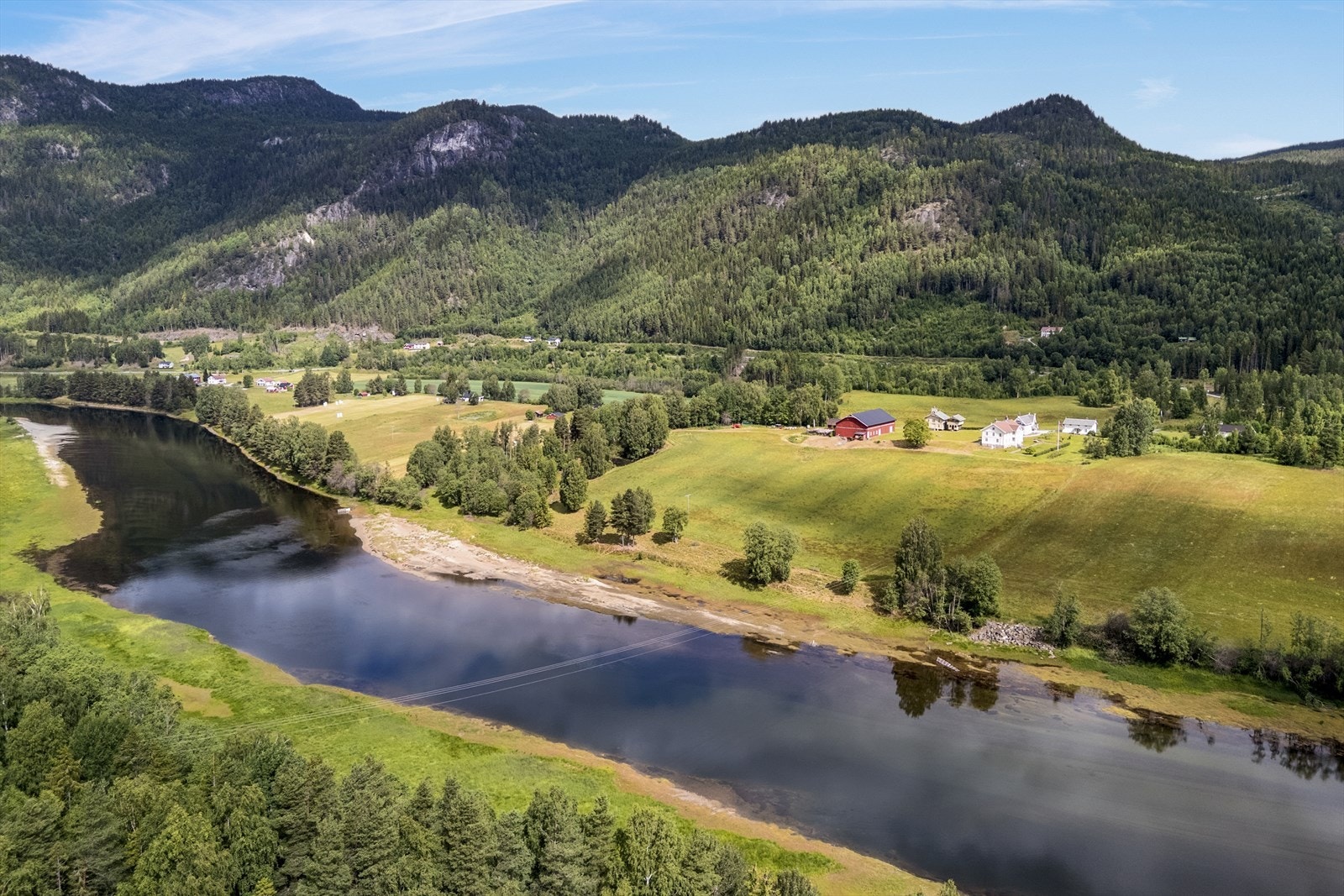 Eiendommen fremstår som en stor landbrukseiendom med betydelige naturressurser og gode muligheter for skogsdrift, utmarksbruk og jakt i naturskjønne omgivelser i Flå Galleribilde