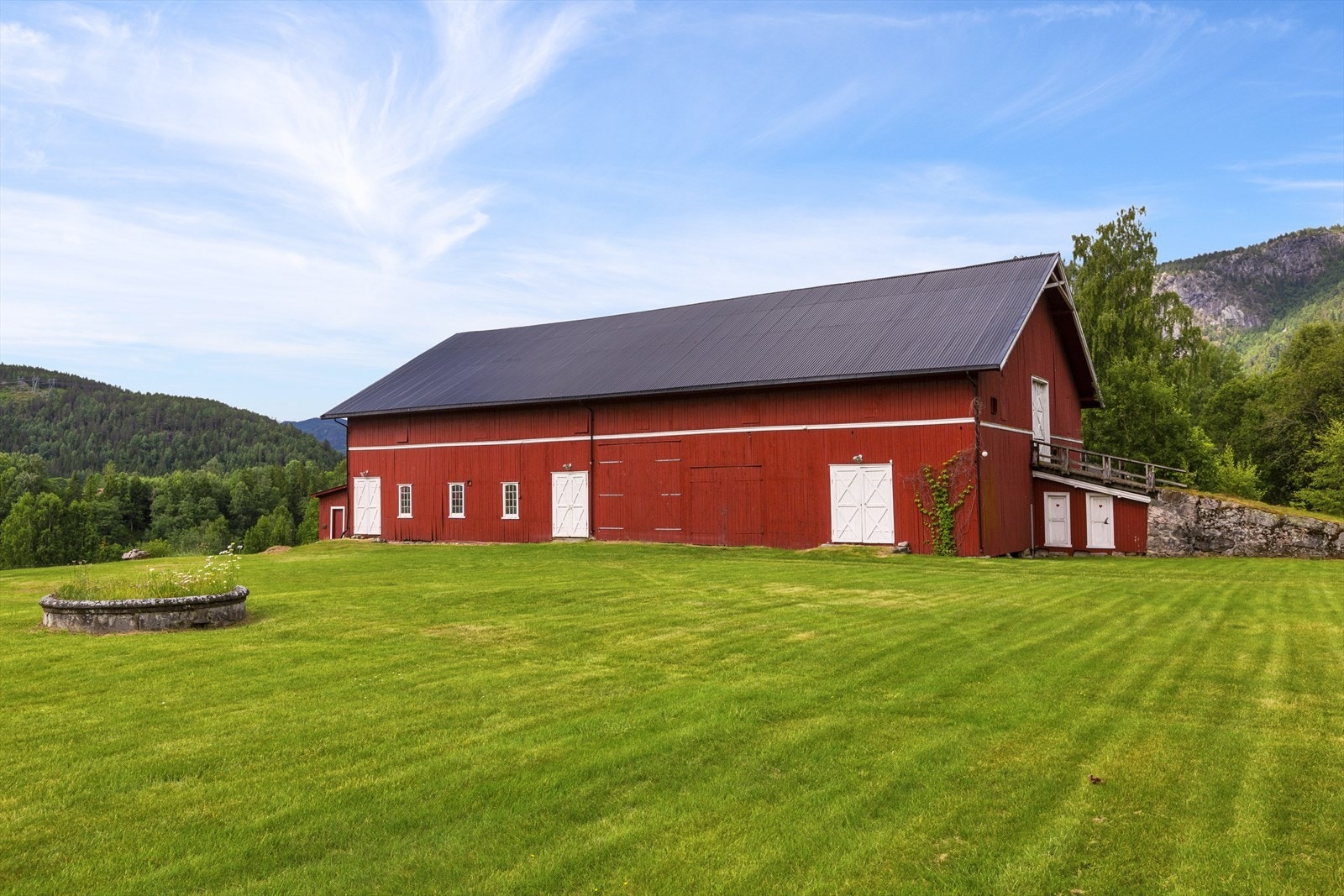 Driftsbygningen er delvis ombygd til tallefjøs for sau Galleribilde