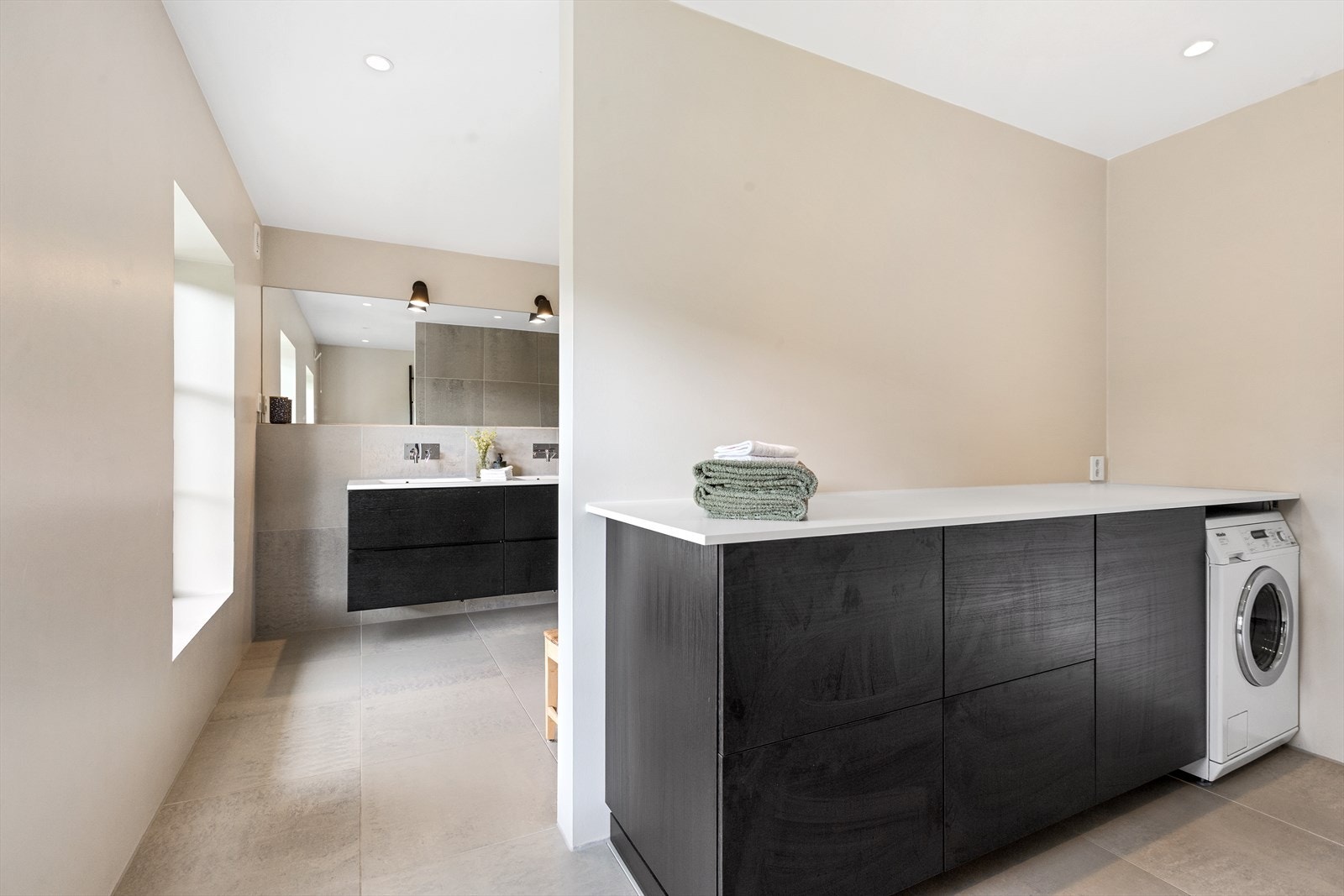 Praktisk og romslig bad med vaskerom Galleribilde