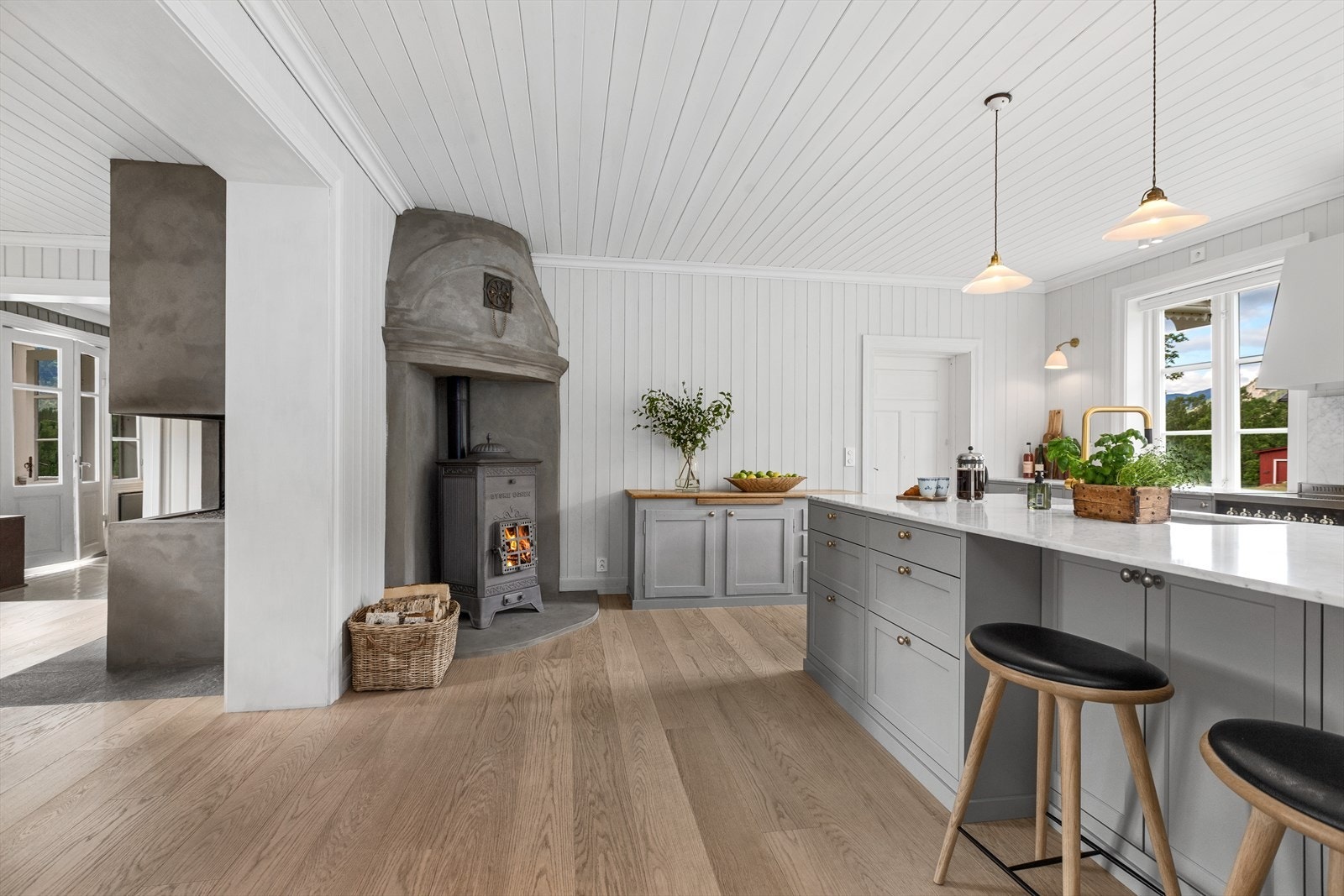 Våningshuset er gjennomgående smakfullt oppusset og innredet Galleribilde