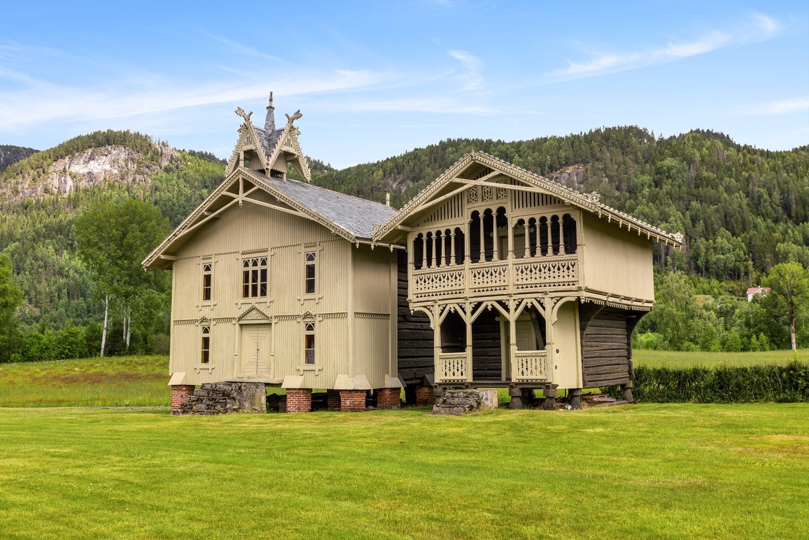 Gården har 2 stabbur med historisk preg Galleribilde