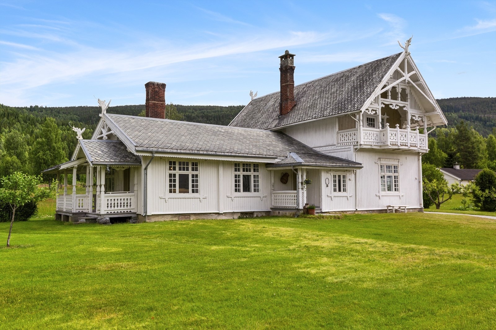 Hallingstua har en toroms tømmerdel fra 1709 og ble utvidet i perioden 1907-1909 med en fløy i halvannen etasje i sveitserstil Galleribilde