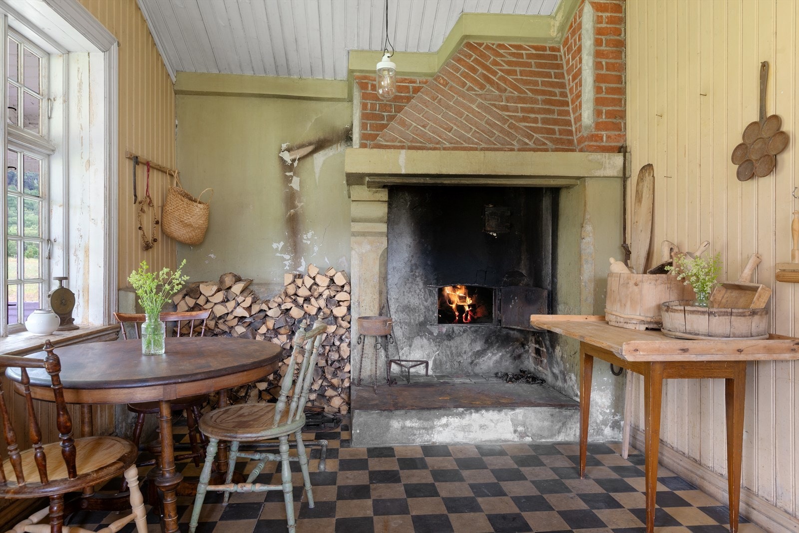 Kjøkken med åpen grue og bakemuligheter Galleribilde