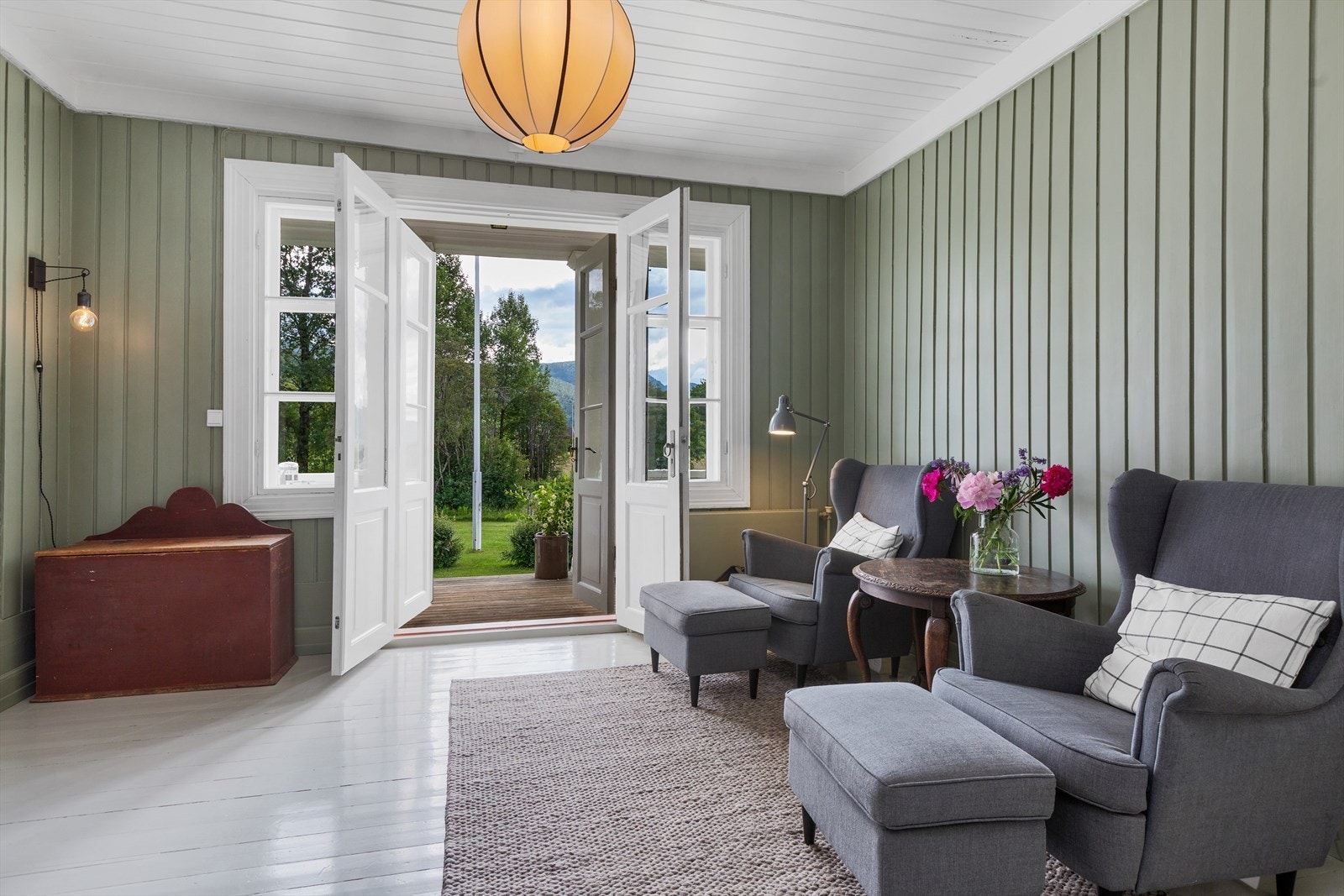 TV stue med direkte utgang til terrasse og hage Galleribilde