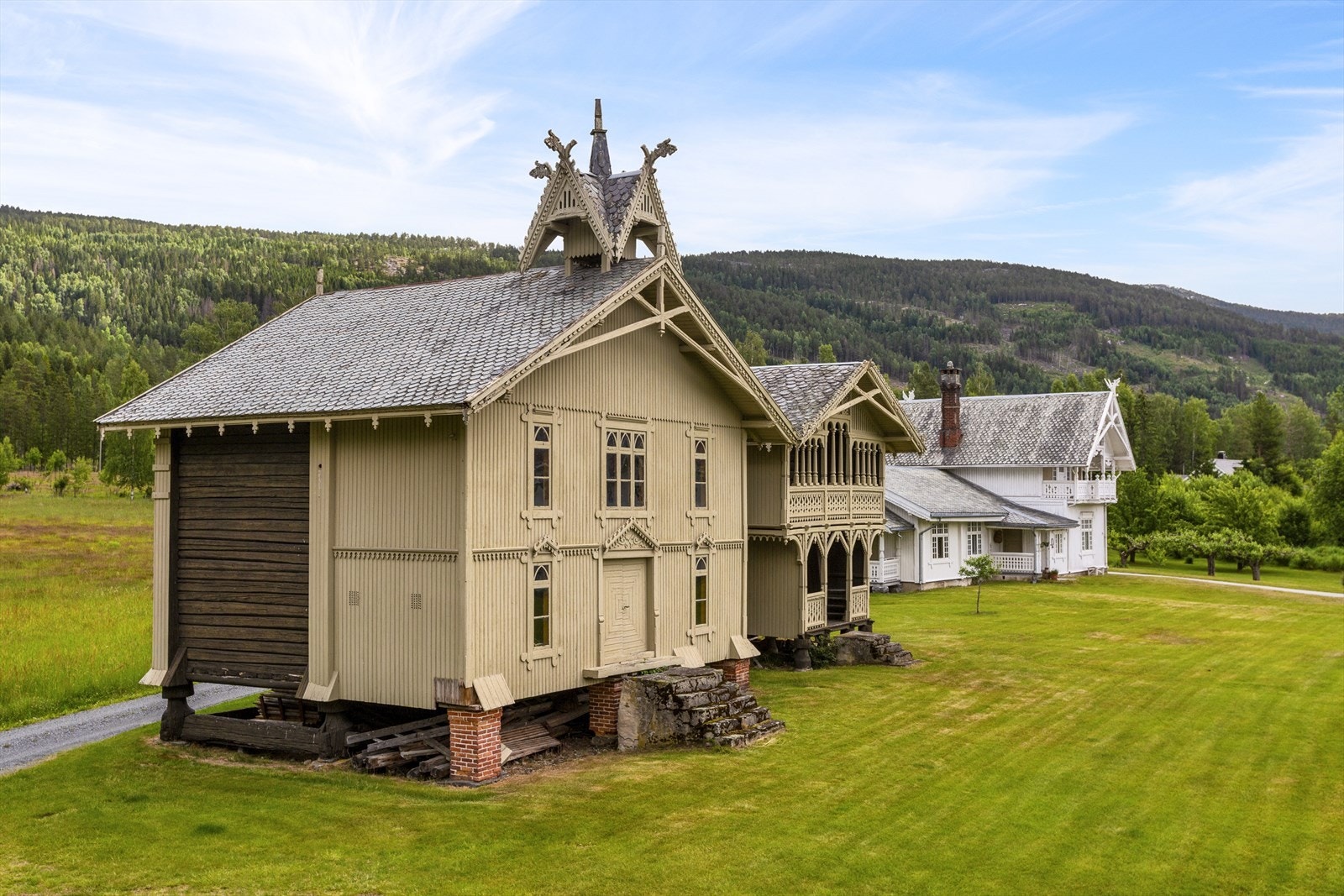 Stabburene er et pent og naturlig innslag på tunet Galleribilde