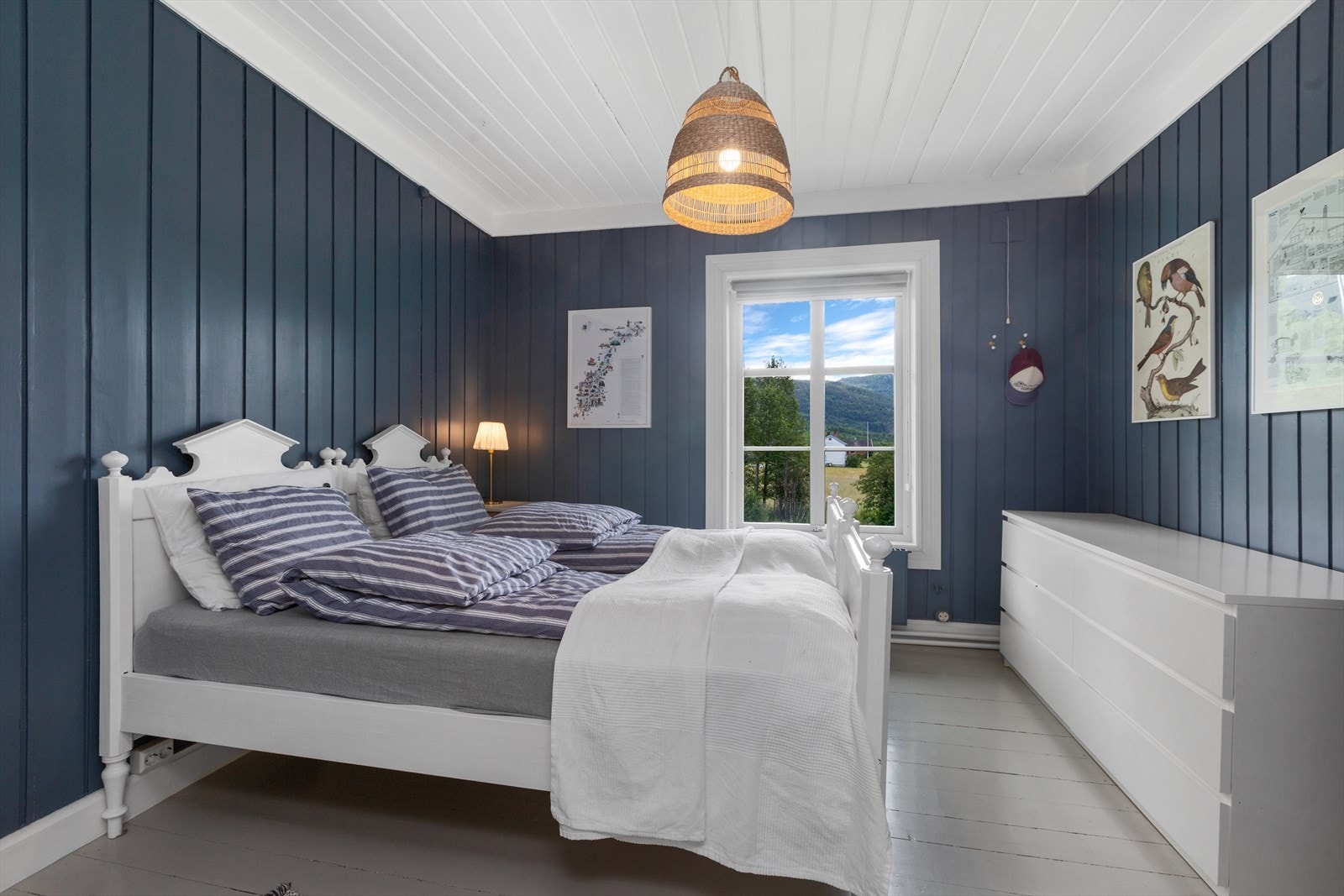 2 etasje i våningshuset har bl.a. 5 gode soverom og 2 bad Galleribilde