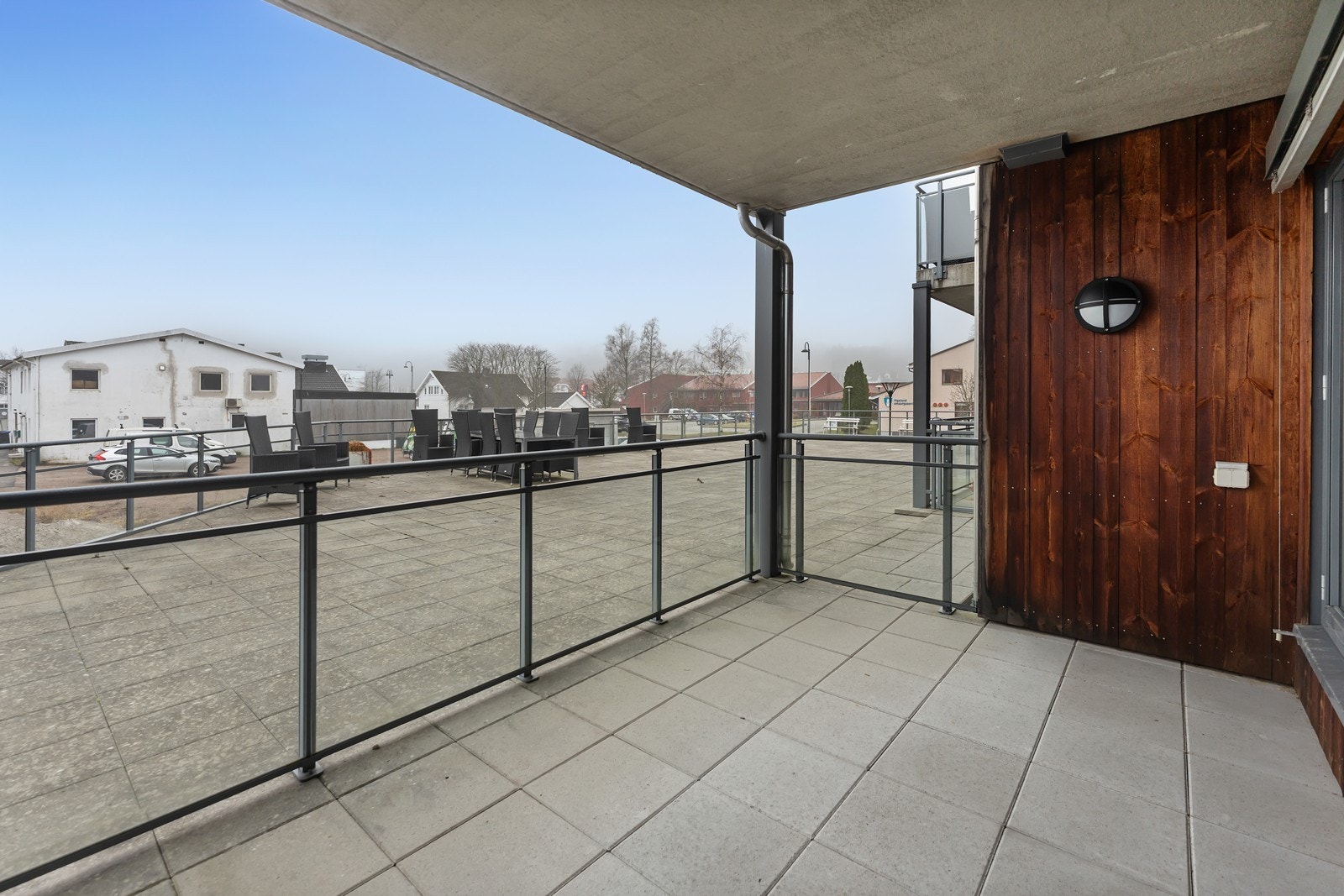 Overbygd og solrik uteplass, sørvendt. Galleribilde