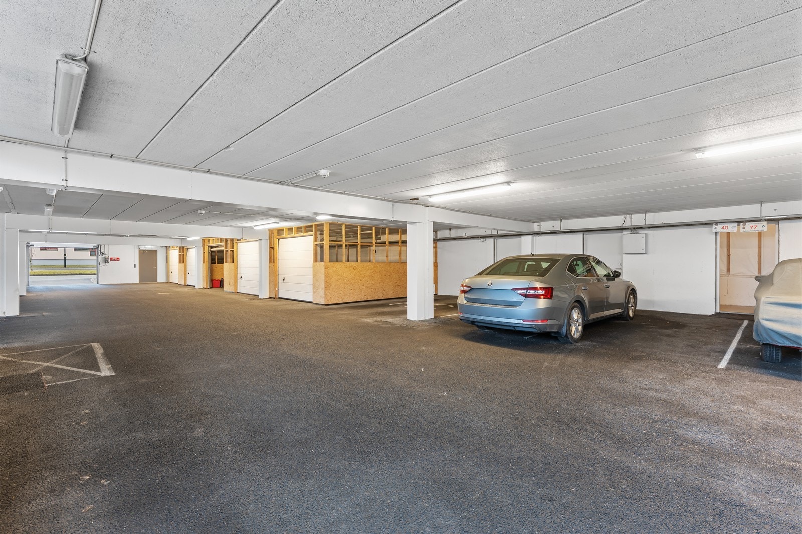 Parkeringsplass i 1.etasje, tilhørende bod. Galleribilde