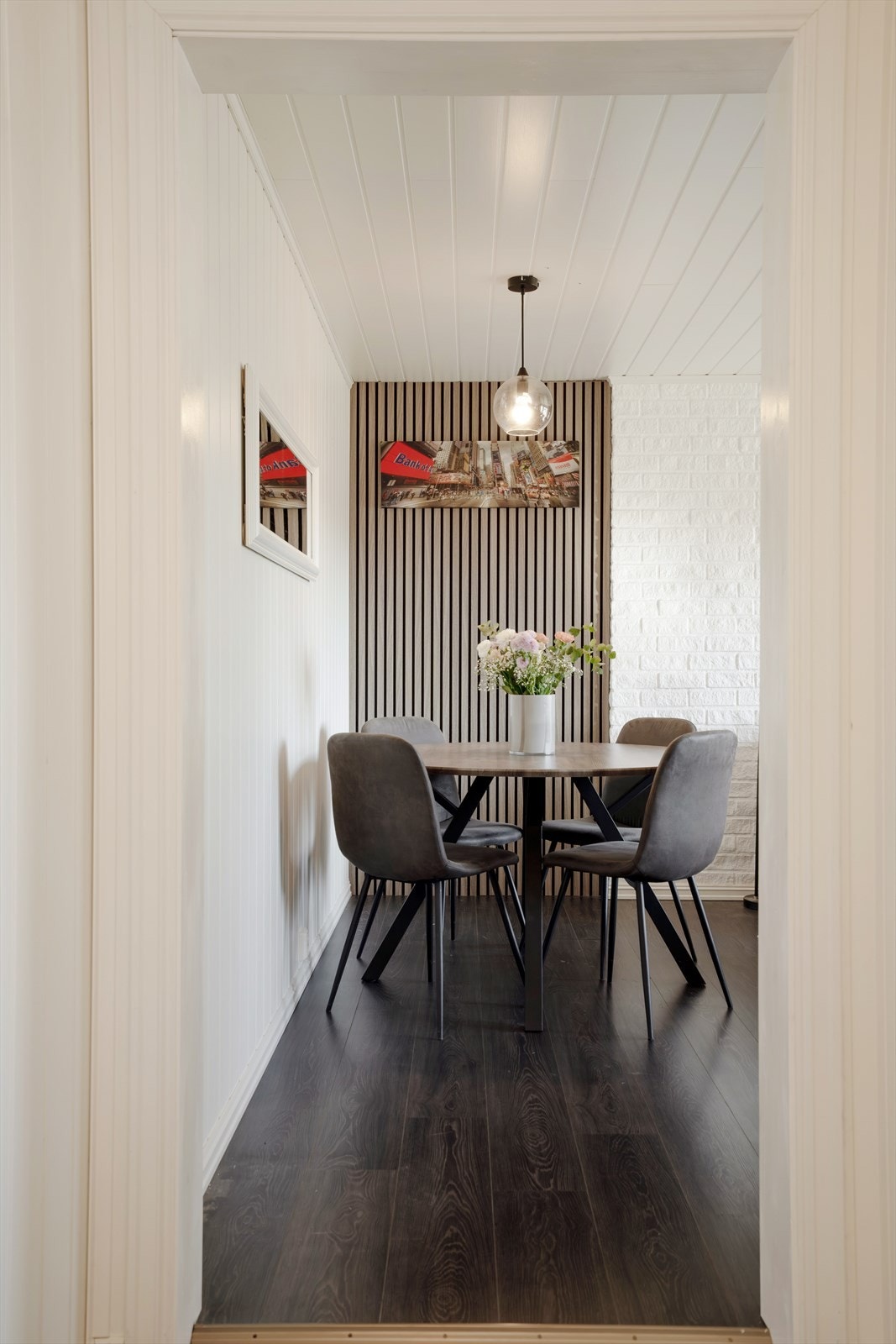 Gulvene er belagt med laminat og veggene har malte flater, noe som gir et nøytralt og tidløst uttrykk. Galleribilde