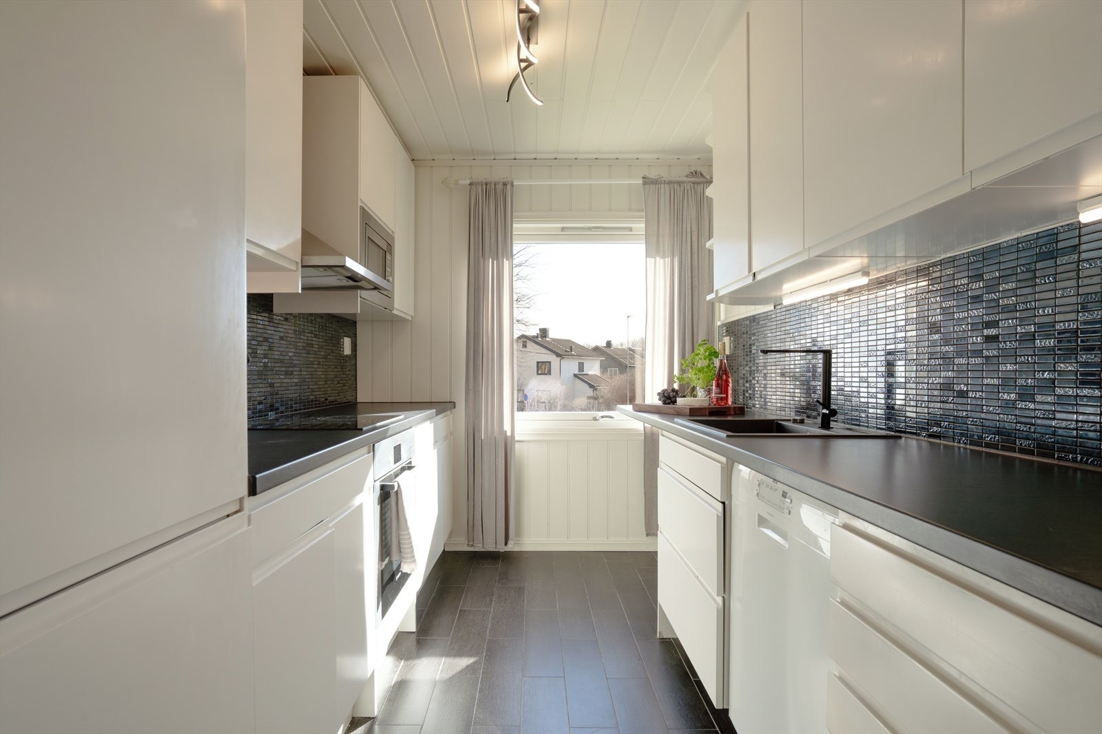 Kjøkkenet fremstår som funksjonelt og praktisk utformet med gode arbeidsflater. Galleribilde