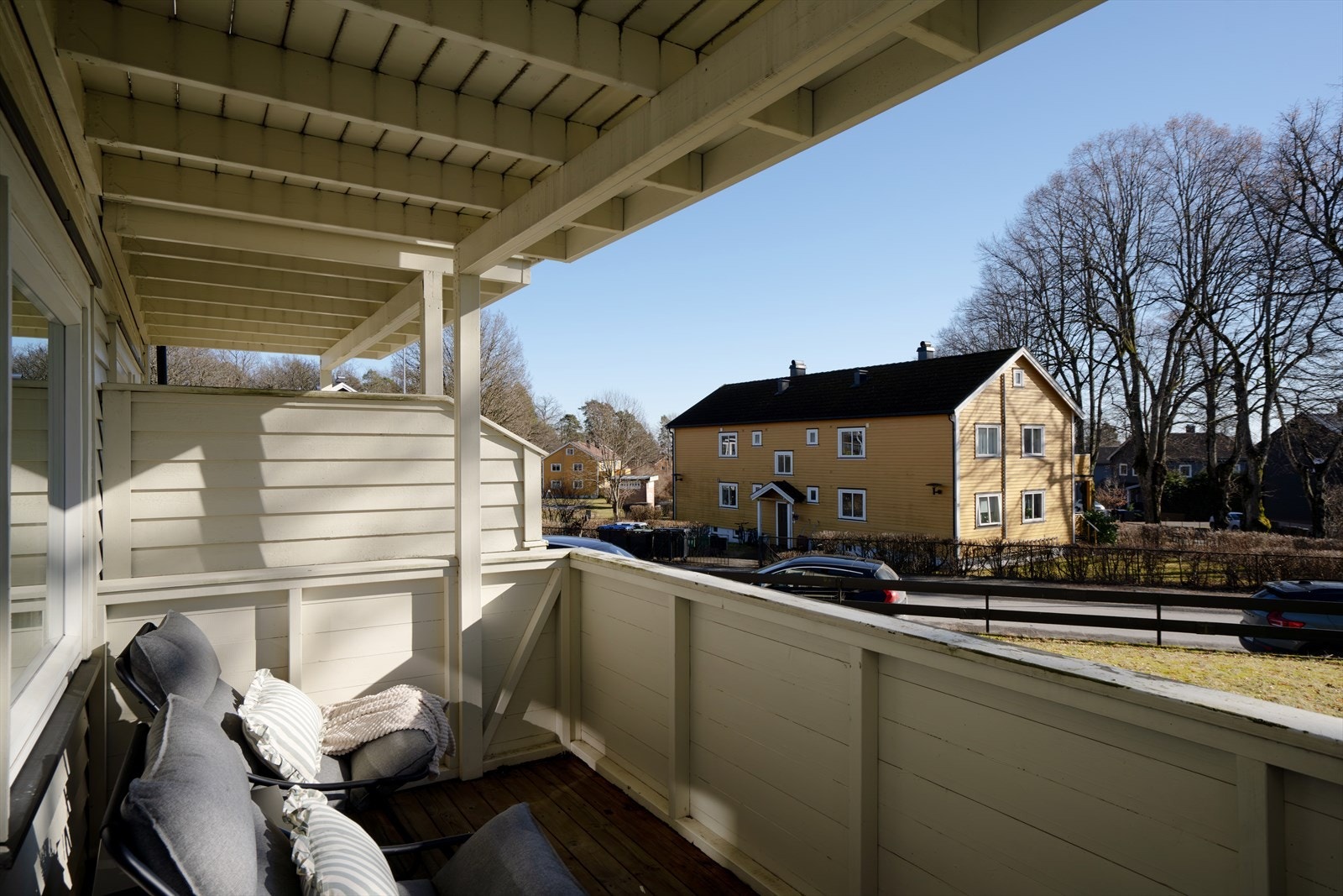 Balkongen er på ca. 8 m² og har tett rekkverk i tre. Galleribilde