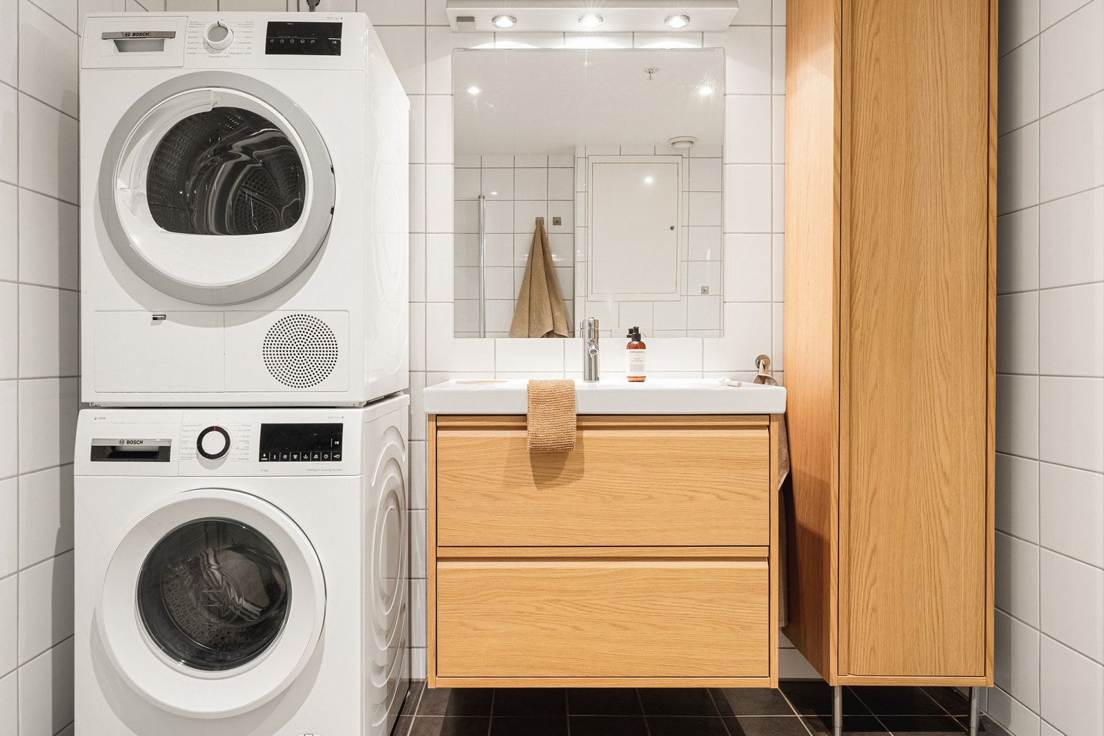 Badet er innredet med vegghengt toalett, dusj med glassvegger, og baderomsmøblement med speil og belysning. Det er også opplegg for vaskemaskin og plass til tørketrommel i tårn. Galleribilde