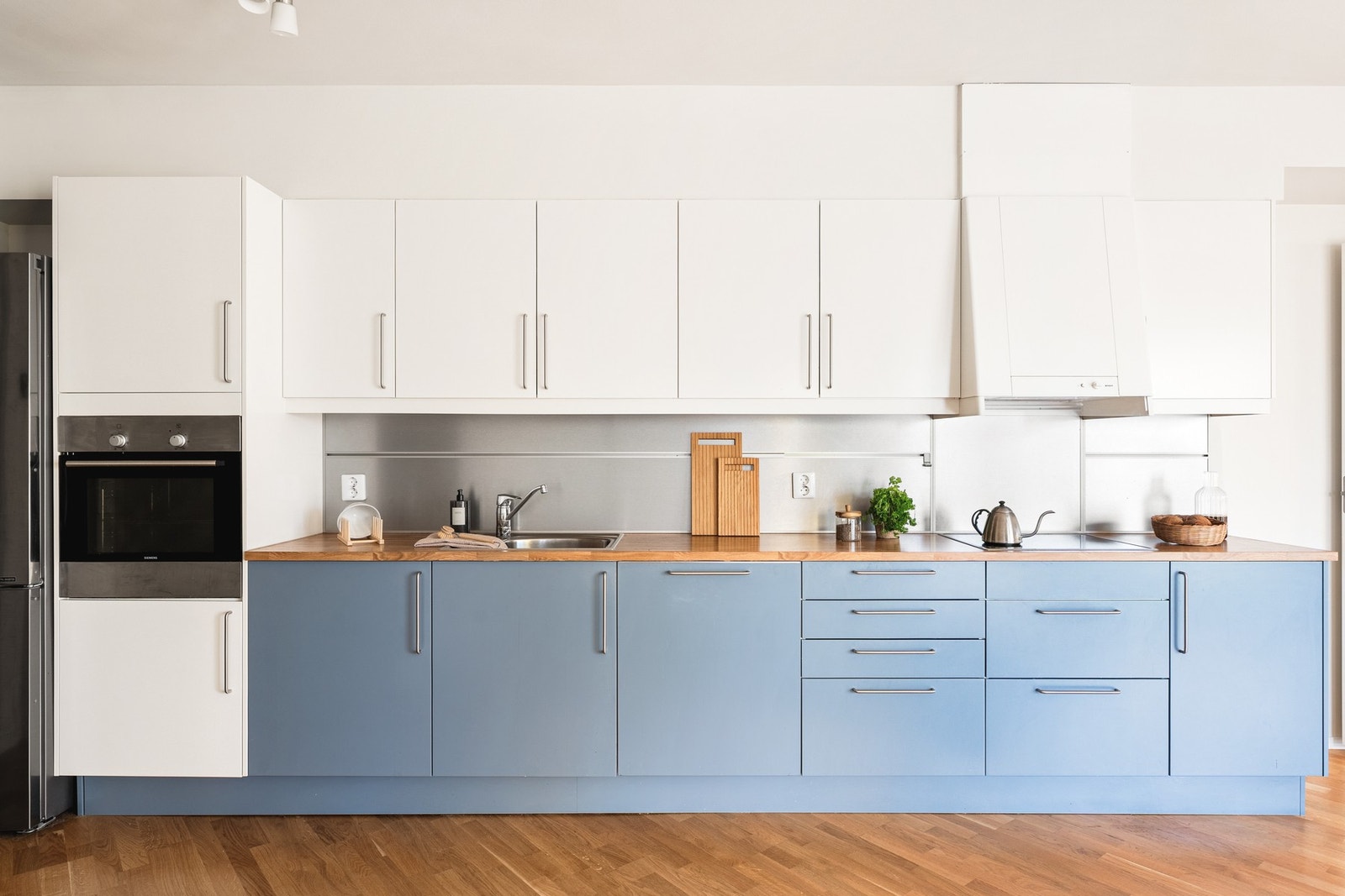 Kjøkkenet er levert av Sigdal og er fra 2011. Det har en innredning som består av slette fronter og benkeplate av laminat. Galleribilde