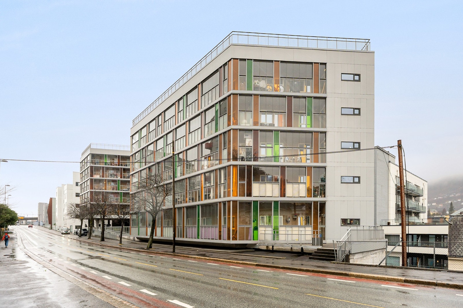 Sameiet består av 97 seksjoner, hvor seksjon 1-2 er næring og 3-4 er næringsseksjon som inneholder parkeringsanlegg for boliger. Galleribilde