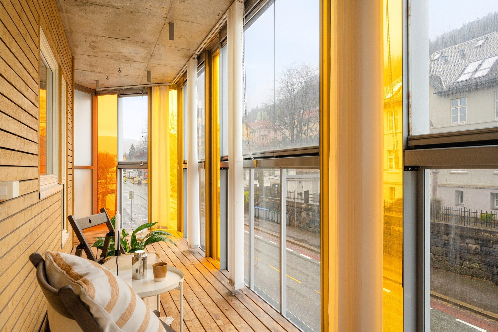 Her er det god plass til å møblere med det som er ønskelig av hagemøbler, slik at man kan slå seg ned og nye fine dager. Galleribilde