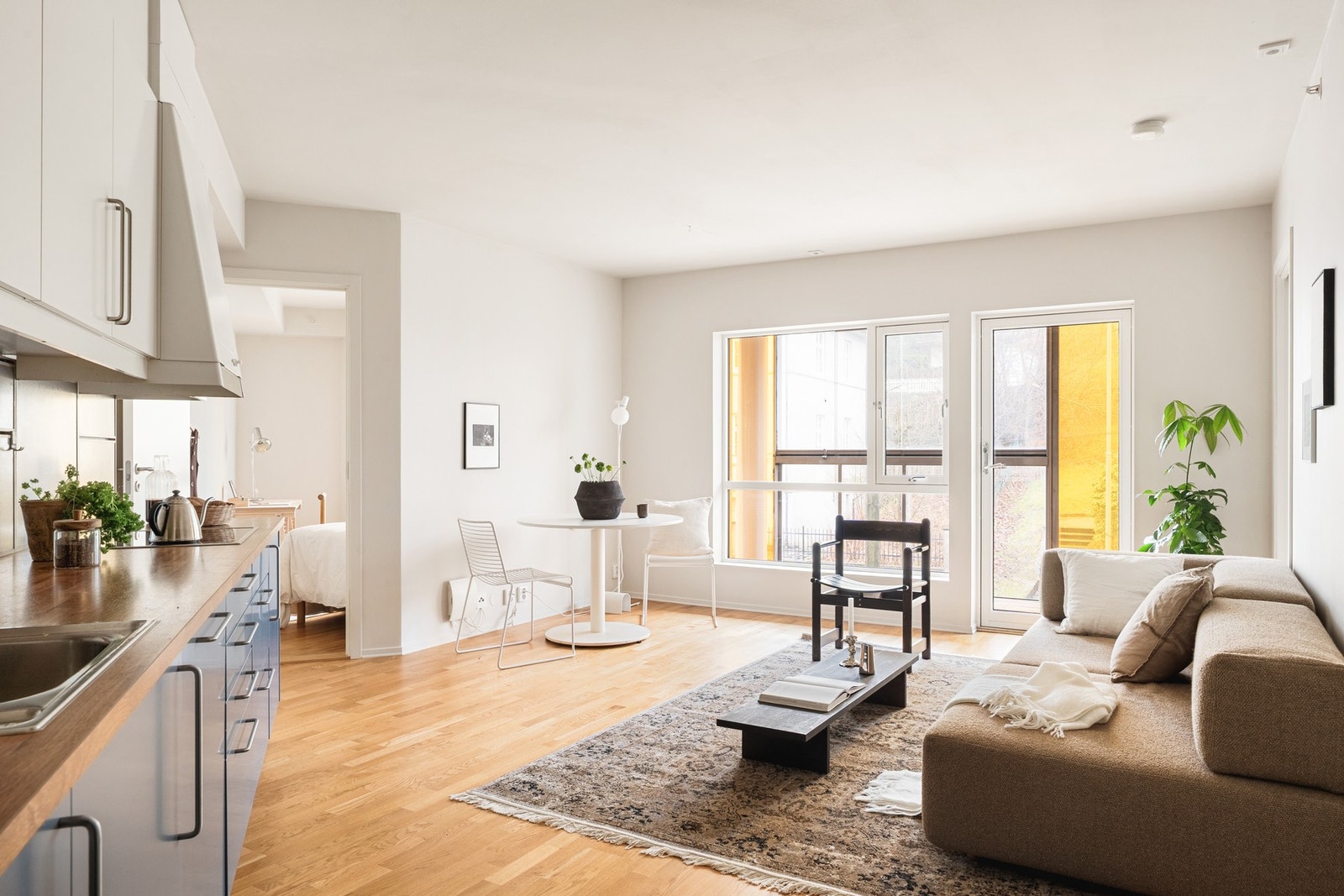 Stuen er en del av en åpen stue- og kjøkken løsning som måles til 25,6 kvm. Galleribilde