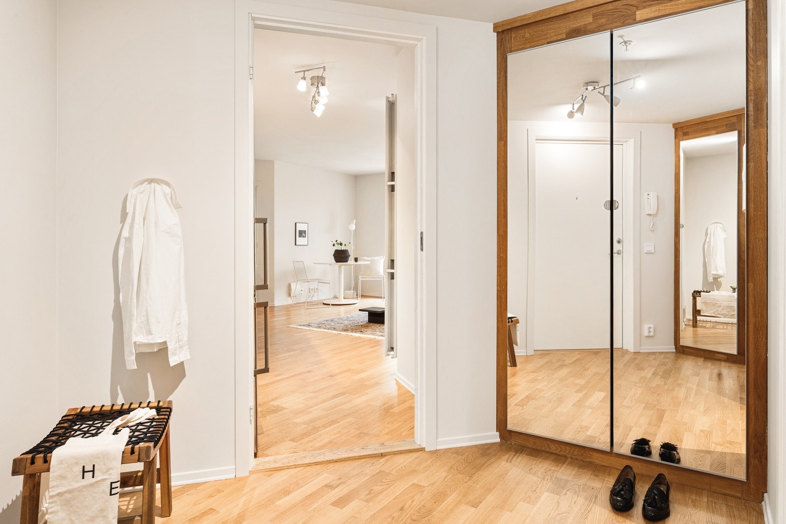 Entréen måles til 3,8 kvm. og har god plass til å henge fra seg yttertøy og sko, blant annet i en praktisk garderobe. Galleribilde