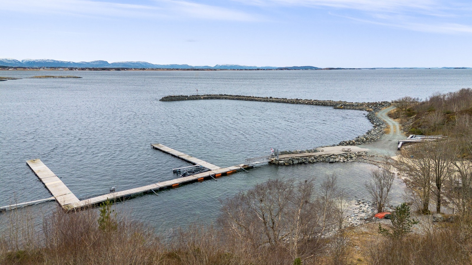 Ca. 400meters gange fra hytta ligger Tøndelstrand båtforening hvor det medfølger båtplass Galleribilde
