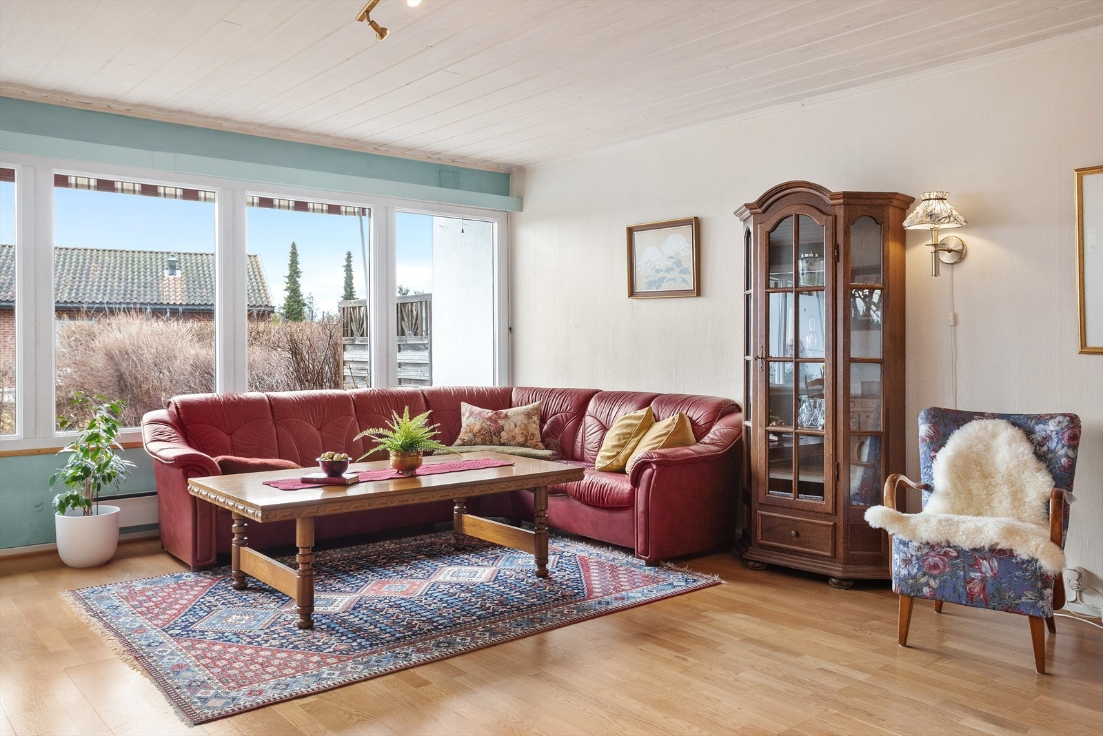 Store vinduer slipper inn godt med naturlig lys, som gir rommet en luftig og åpen følelse. Galleribilde