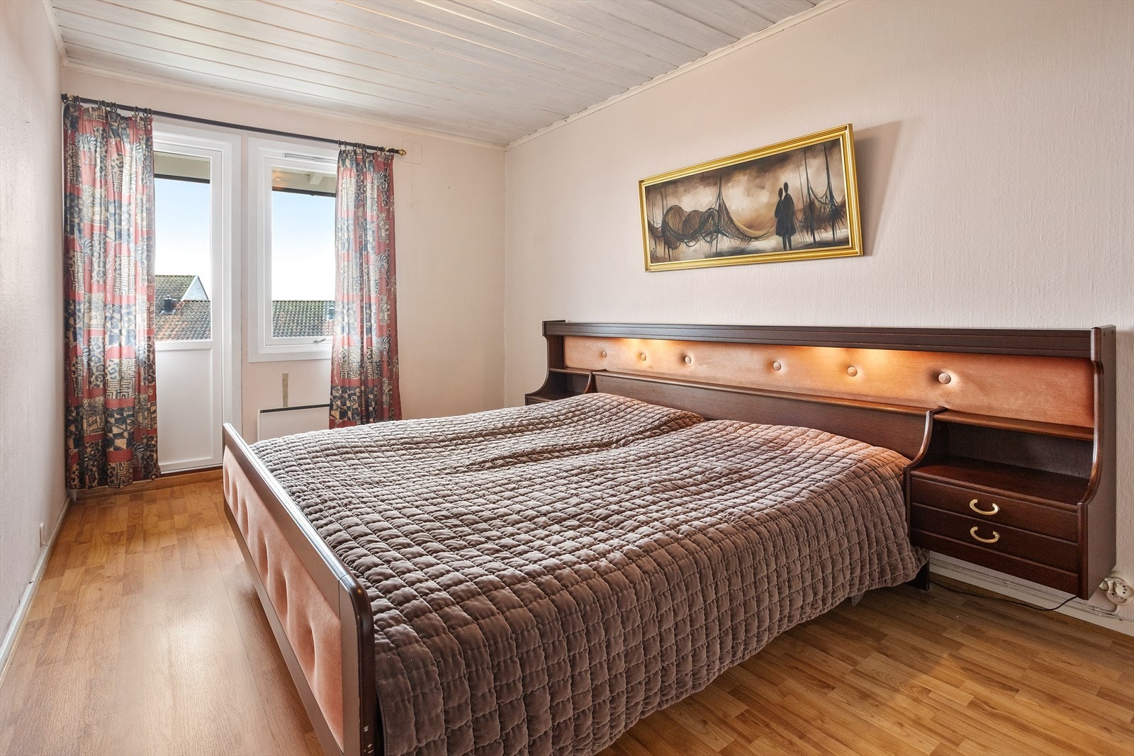 Hovedsoverommet har god plass til dobbeltseng med tilhørende nattbord og god plass for klær, sko og diverse tilbehør i skapløsning. Galleribilde