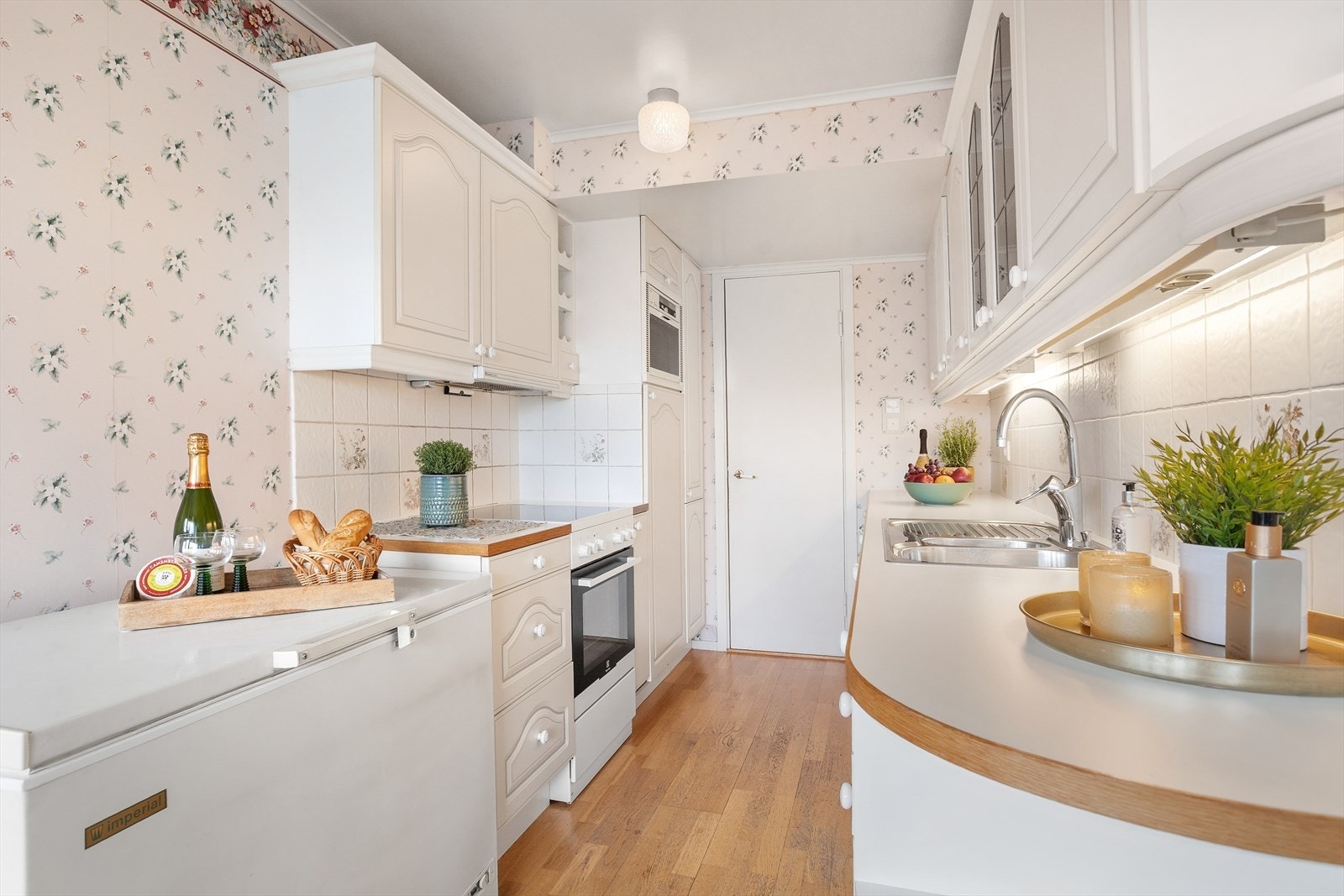 Innredningen har påløpt alder, men fremstår uten vesentlige skader. Enkelte utbedringer og normalt vedlikehold kan påregnes. Galleribilde