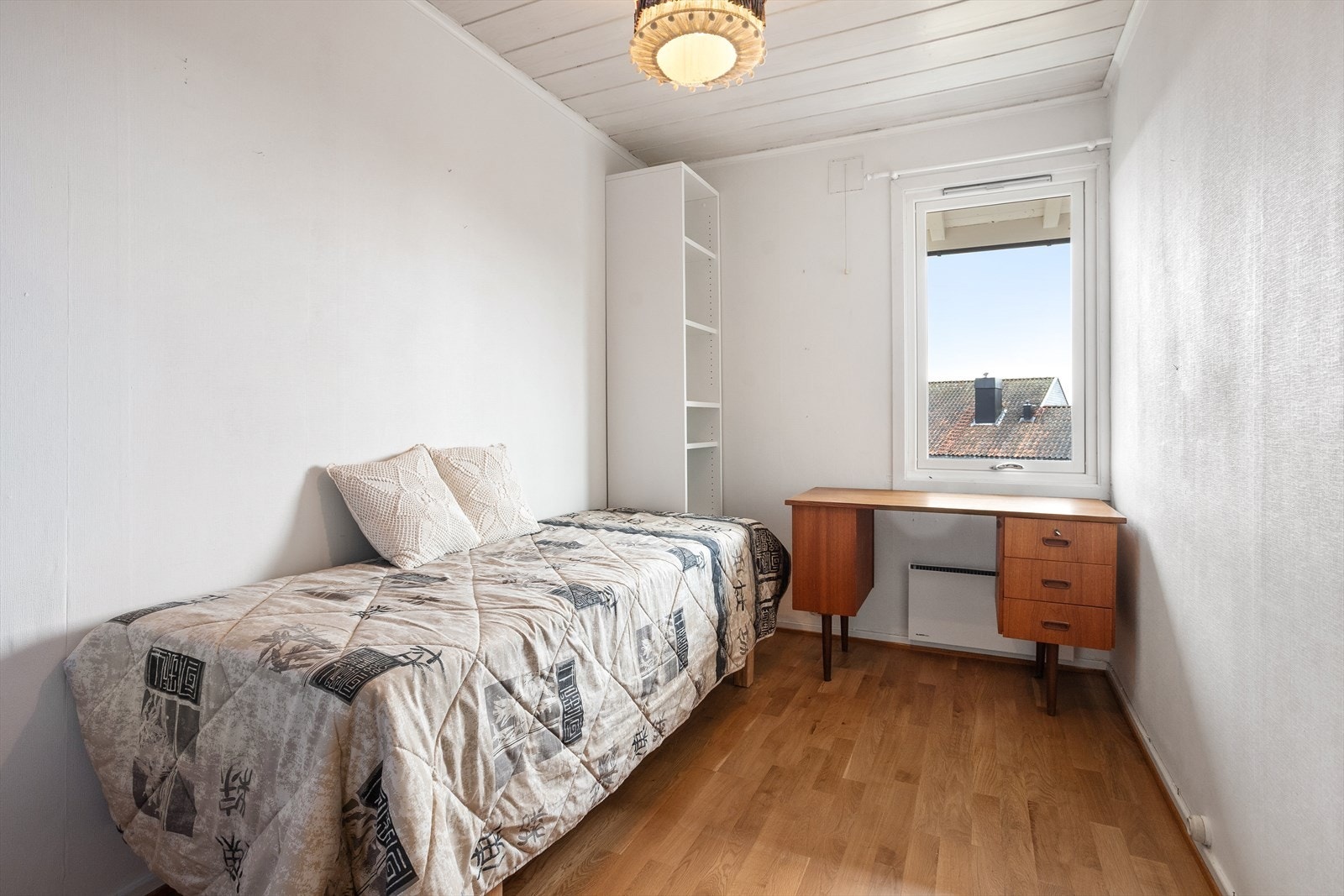 Soverom 2 har god plass til seng og har rom for skrivepult, rommet passer perfekt som gjesterom. Galleribilde