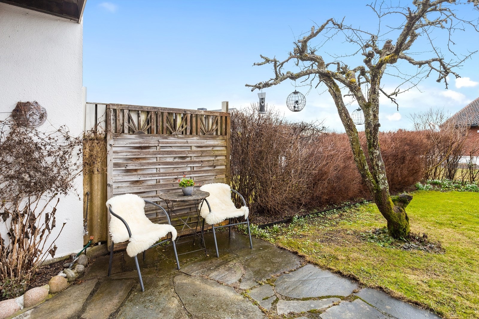 Hagen er flat og lettstelt, omkranset av hekk som gir god skjerming. Galleribilde