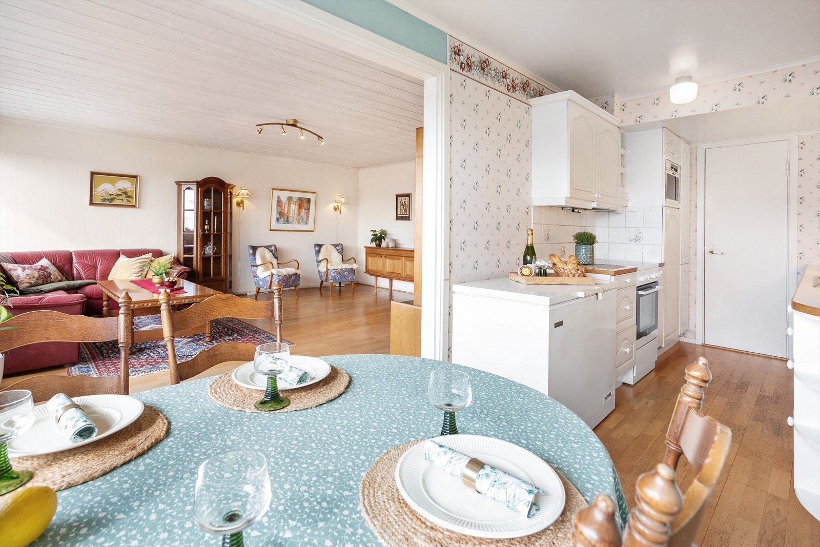 Selv om rommet bærer preg av behov for oppussing, er det rikelig med muligheter til å gjøre det til et moderne og stilfullt oppholdsrom med litt oppgradering og kreativ innredning. Galleribilde