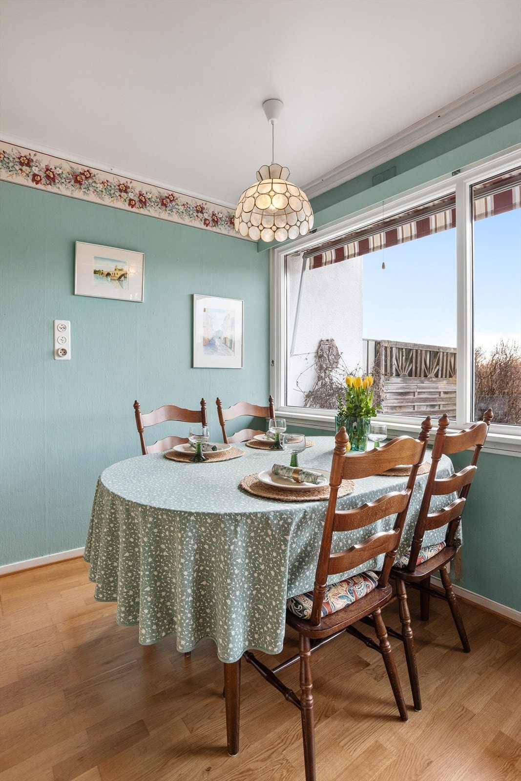 Spisebordet finner sin naturlige plass ved kjøkkenet der en kan invitere flere gjester til bords. Galleribilde