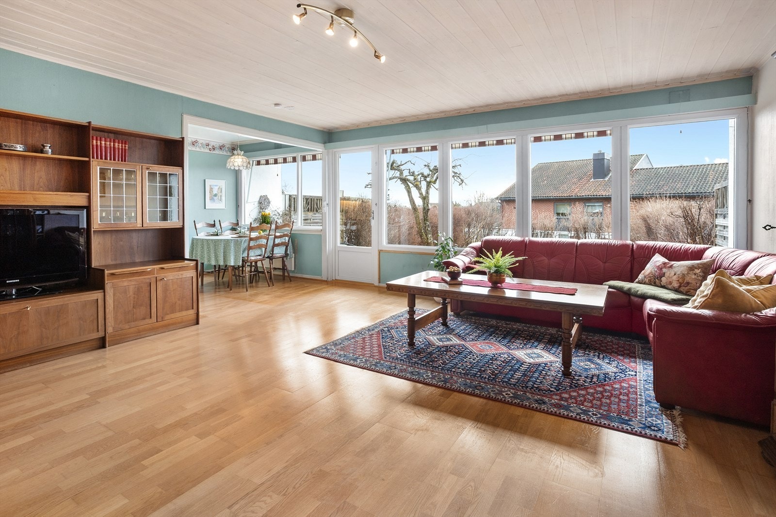 Eiendommen har en fordelaktig beliggenhet i et veletablert boligområde på sentrumsnære Solvang. Galleribilde