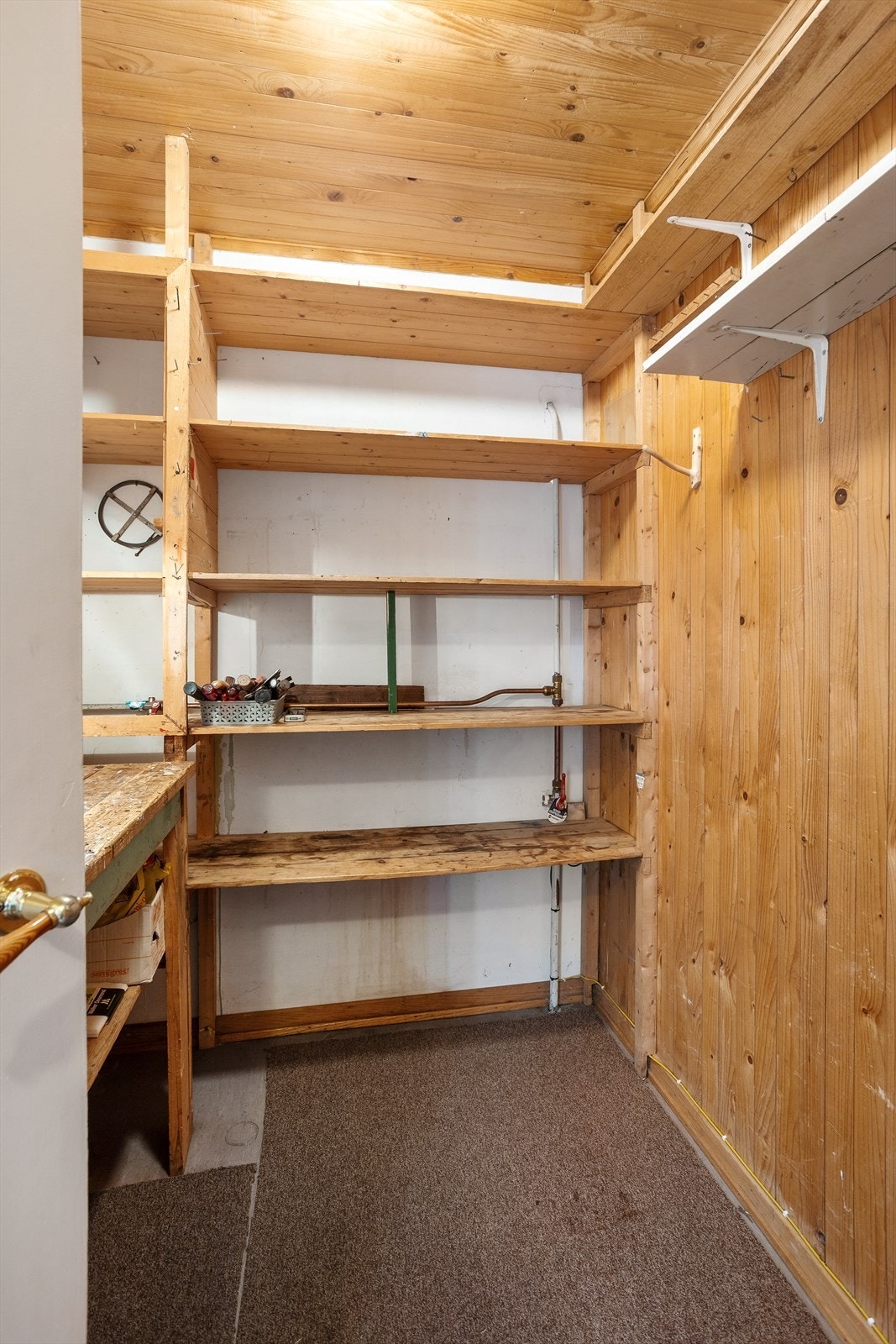 Bod med hylleløsning. Galleribilde