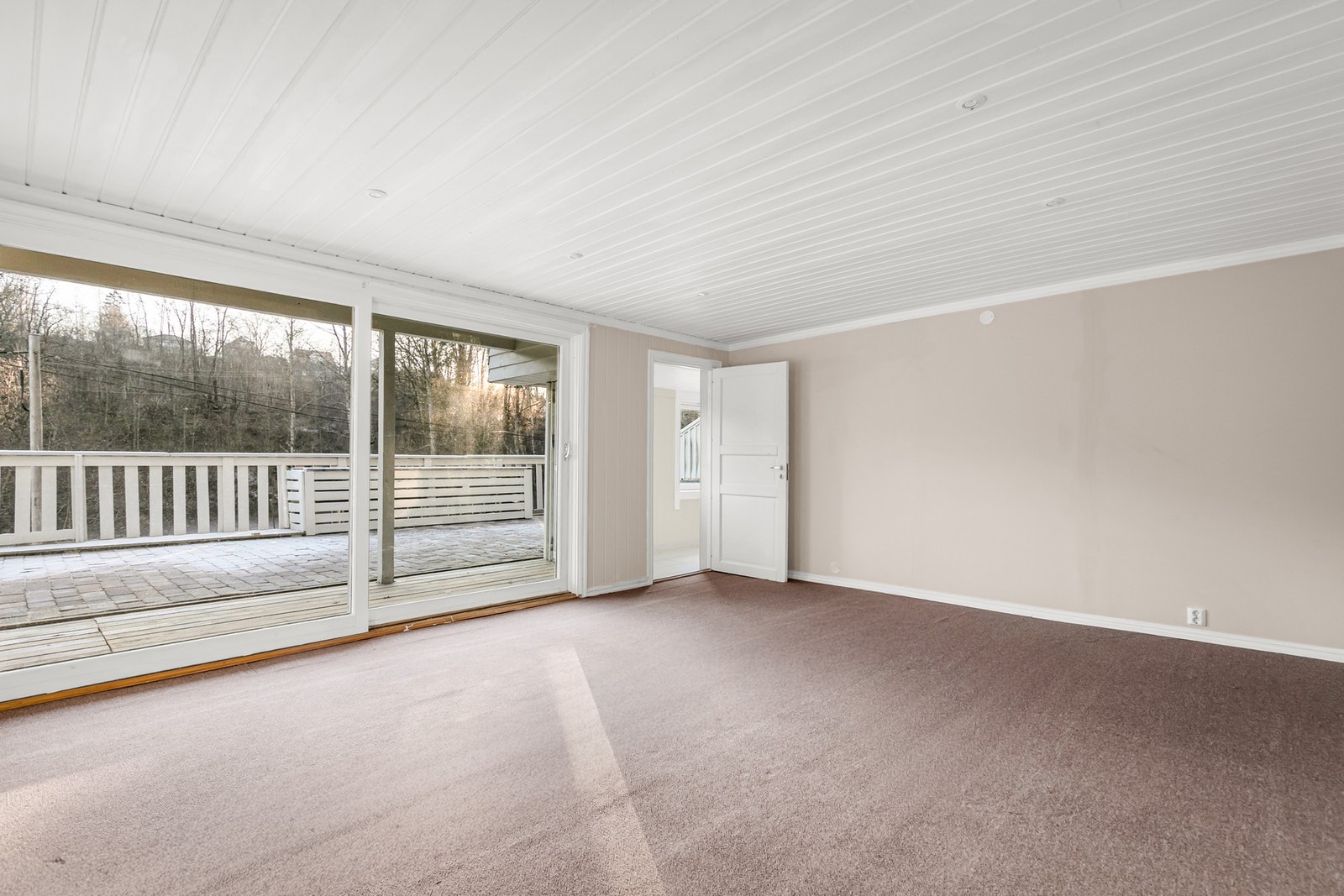 Stuen er lys og åpen med store vindusflater. Galleribilde