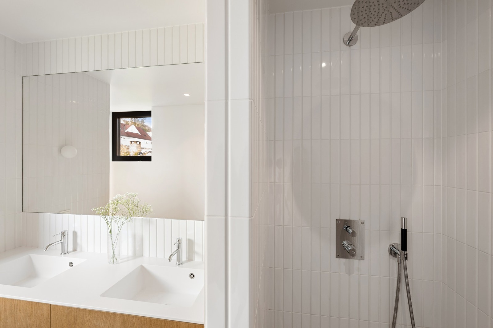 Vegghengt toalett, avgrenset dusjhjørne. Innfelte dusjarmatur med tak- og hånddusj. Galleribilde