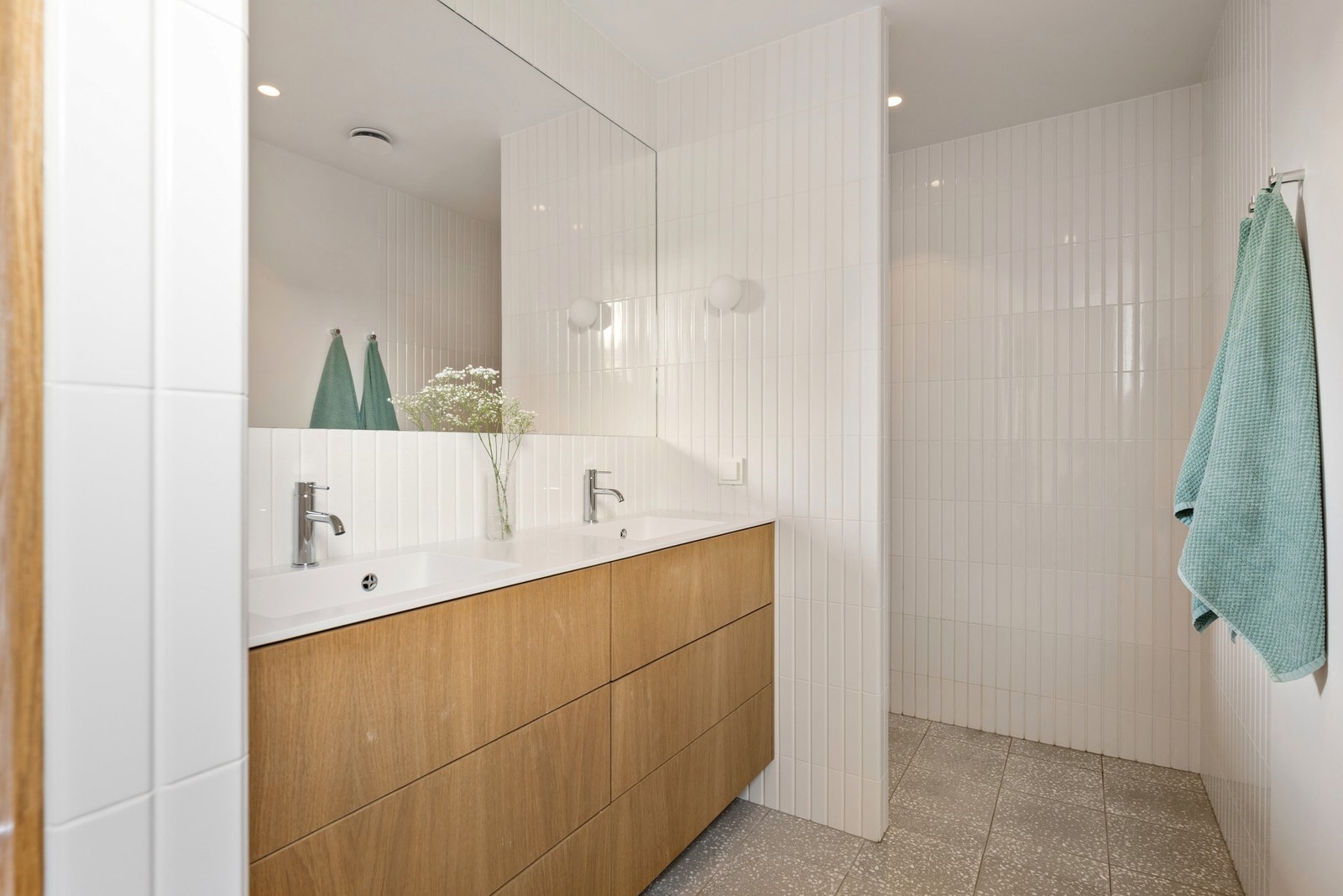 Stort bad tilknyttet hovedsoverommet og med utgang til balkong Galleribilde