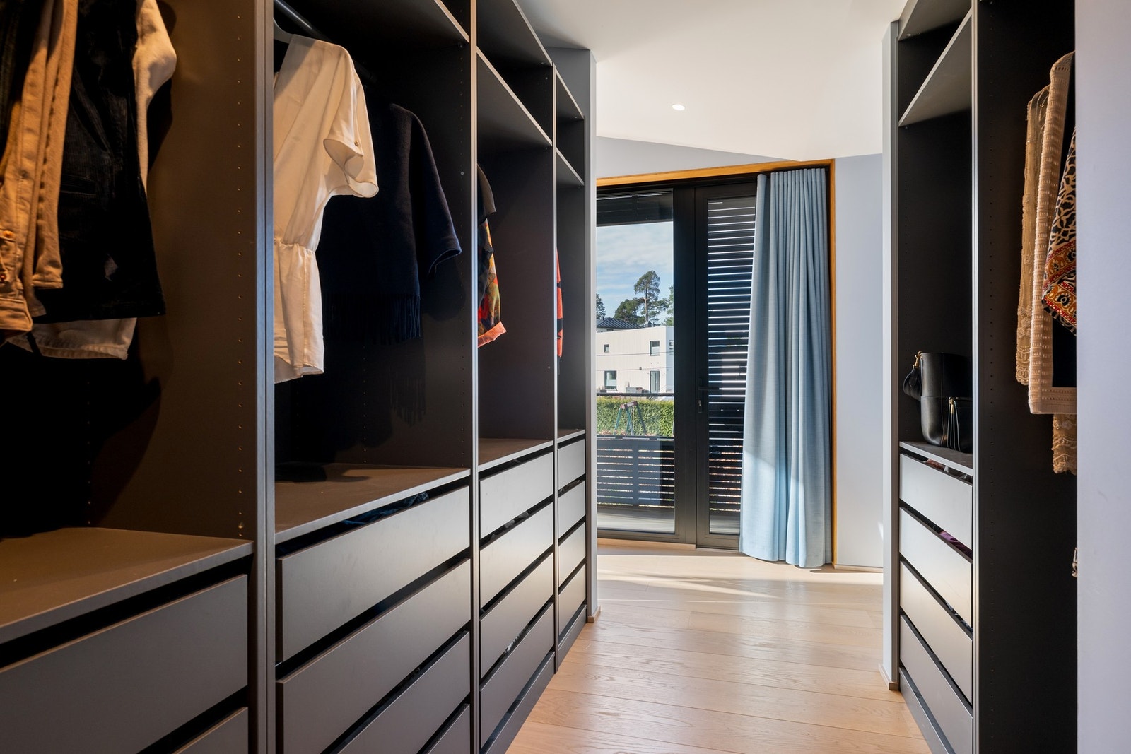 Det er stor åpen garderobeinnredning i forbindelse med hovedsoverom. Galleribilde